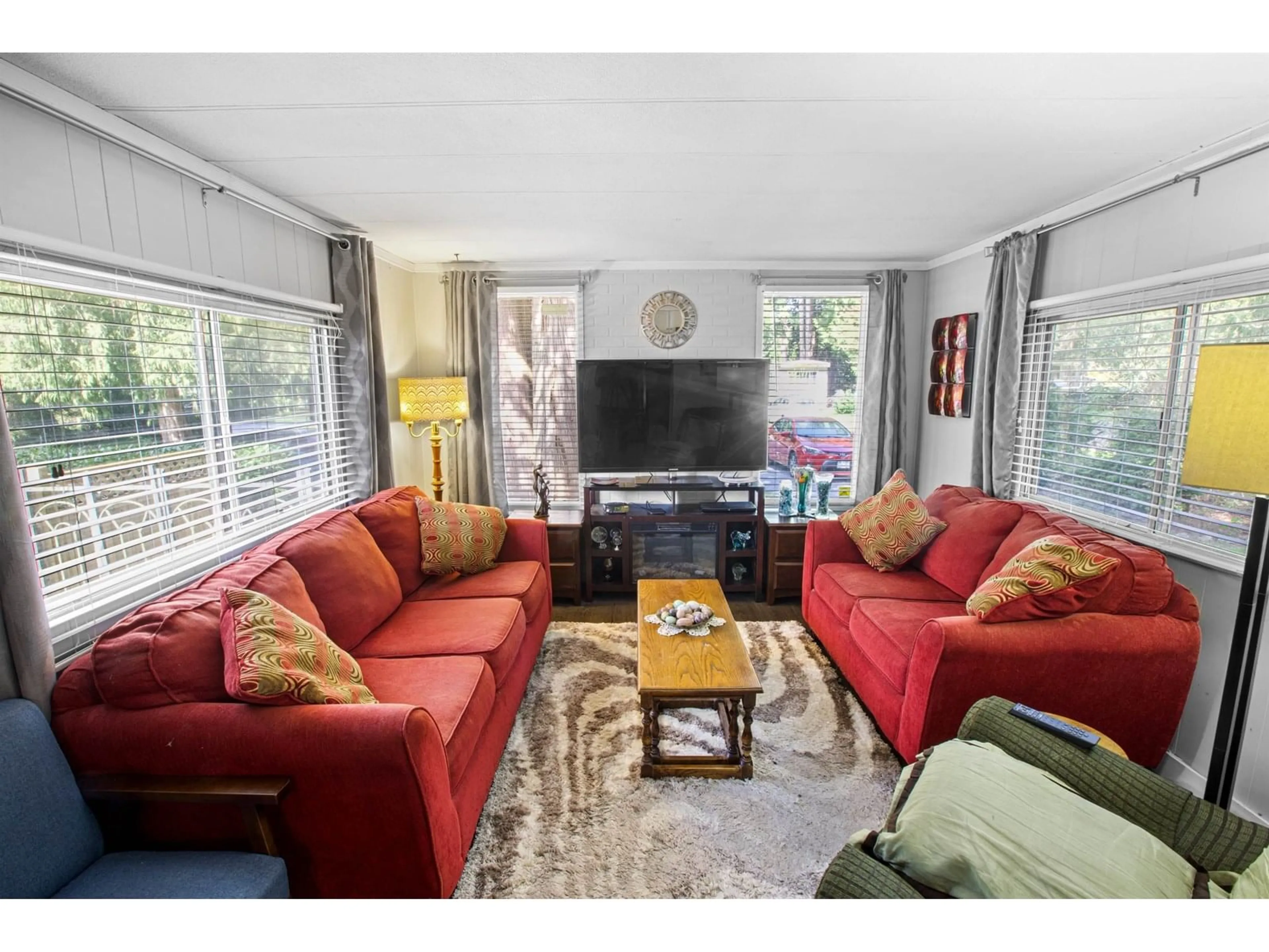 Living room with furniture, unknown for 3 - 35584 DURIEU, Mission British Columbia V2V7K9