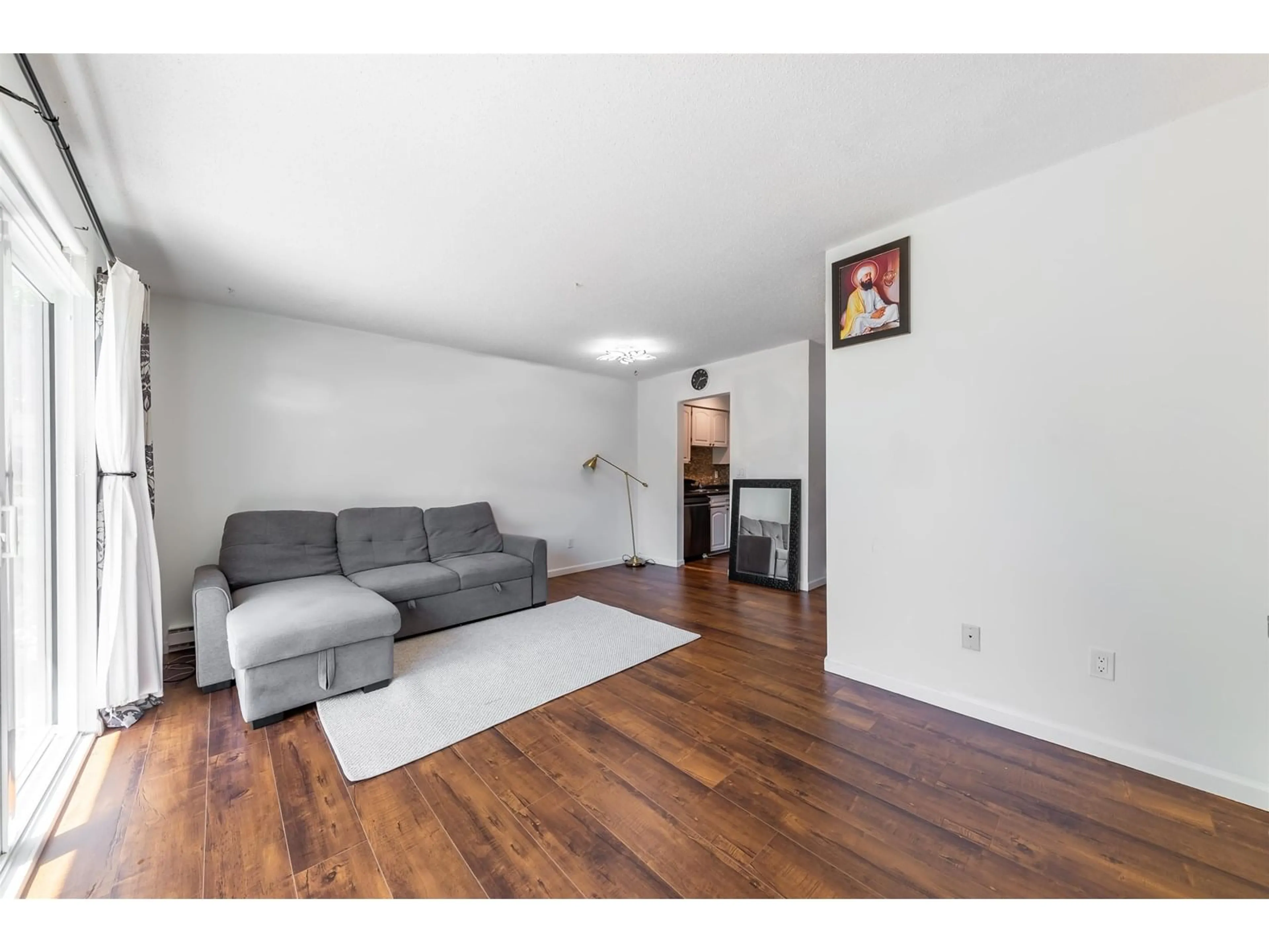 Living room with furniture, wood/laminate floor for 5123 203, Langley British Columbia V3A1V6