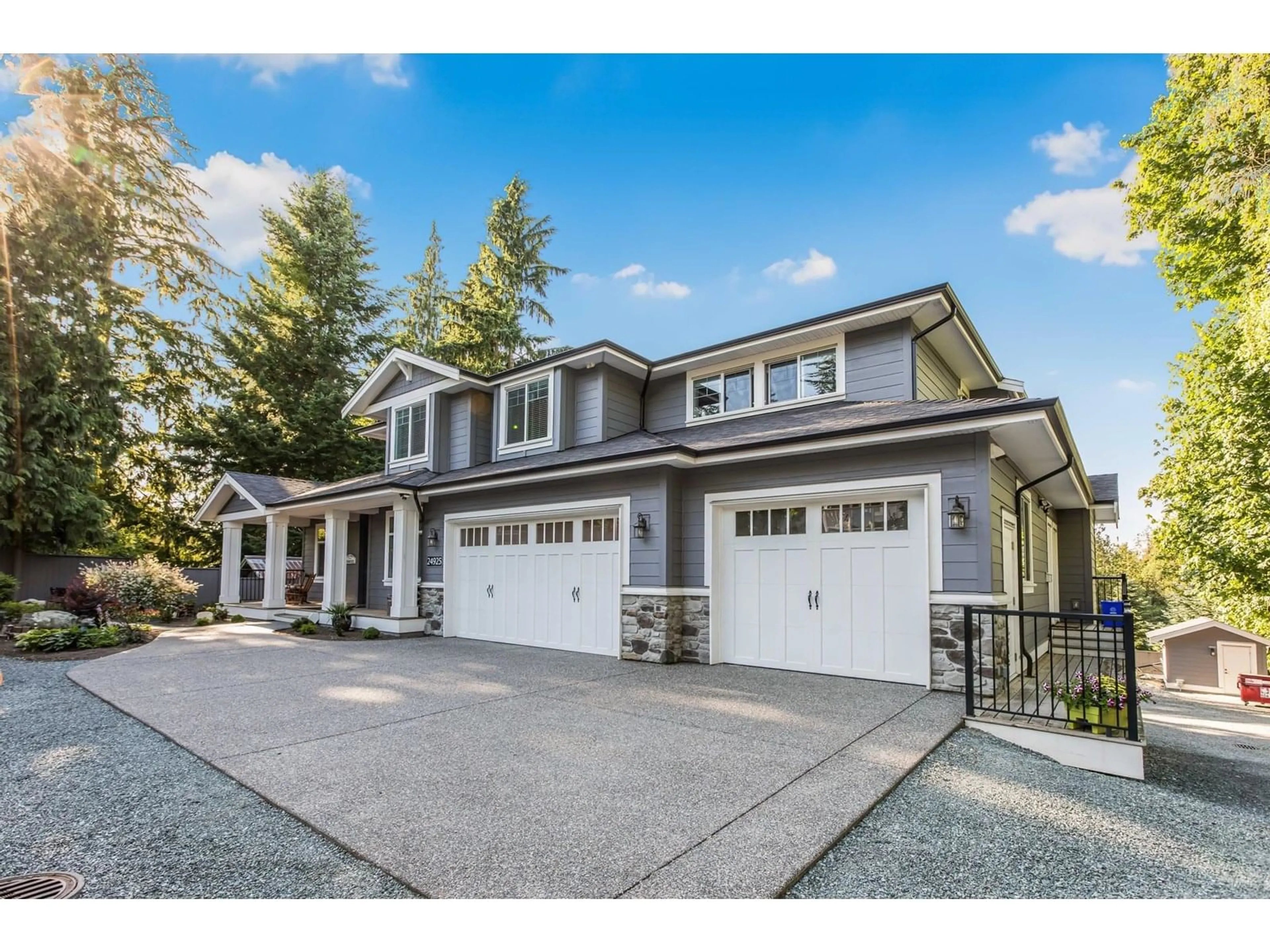 Home with vinyl exterior material, street for 24925 40, Langley British Columbia V4W1X2
