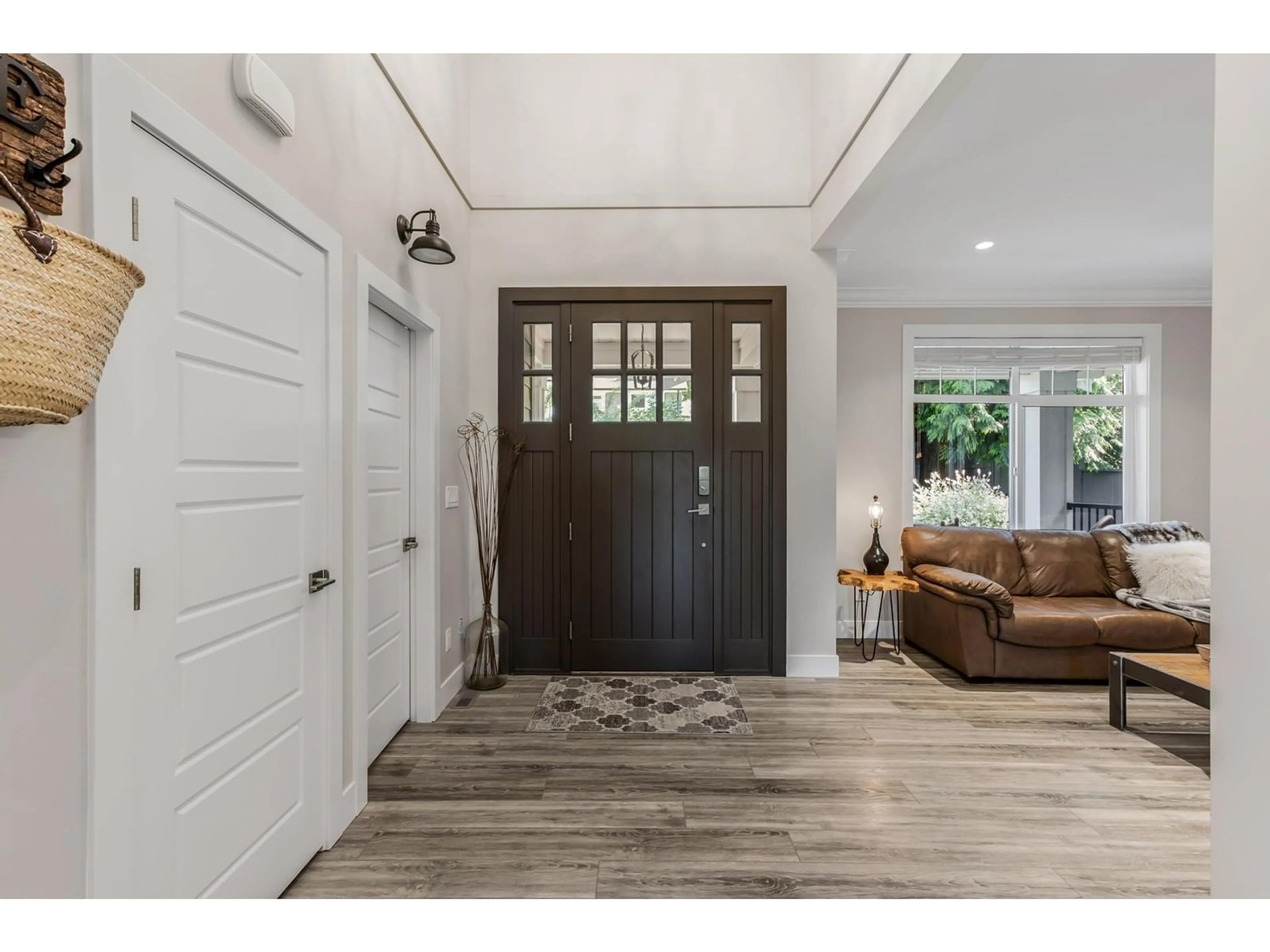 Indoor entryway for 24925 40, Langley British Columbia V4W1X2