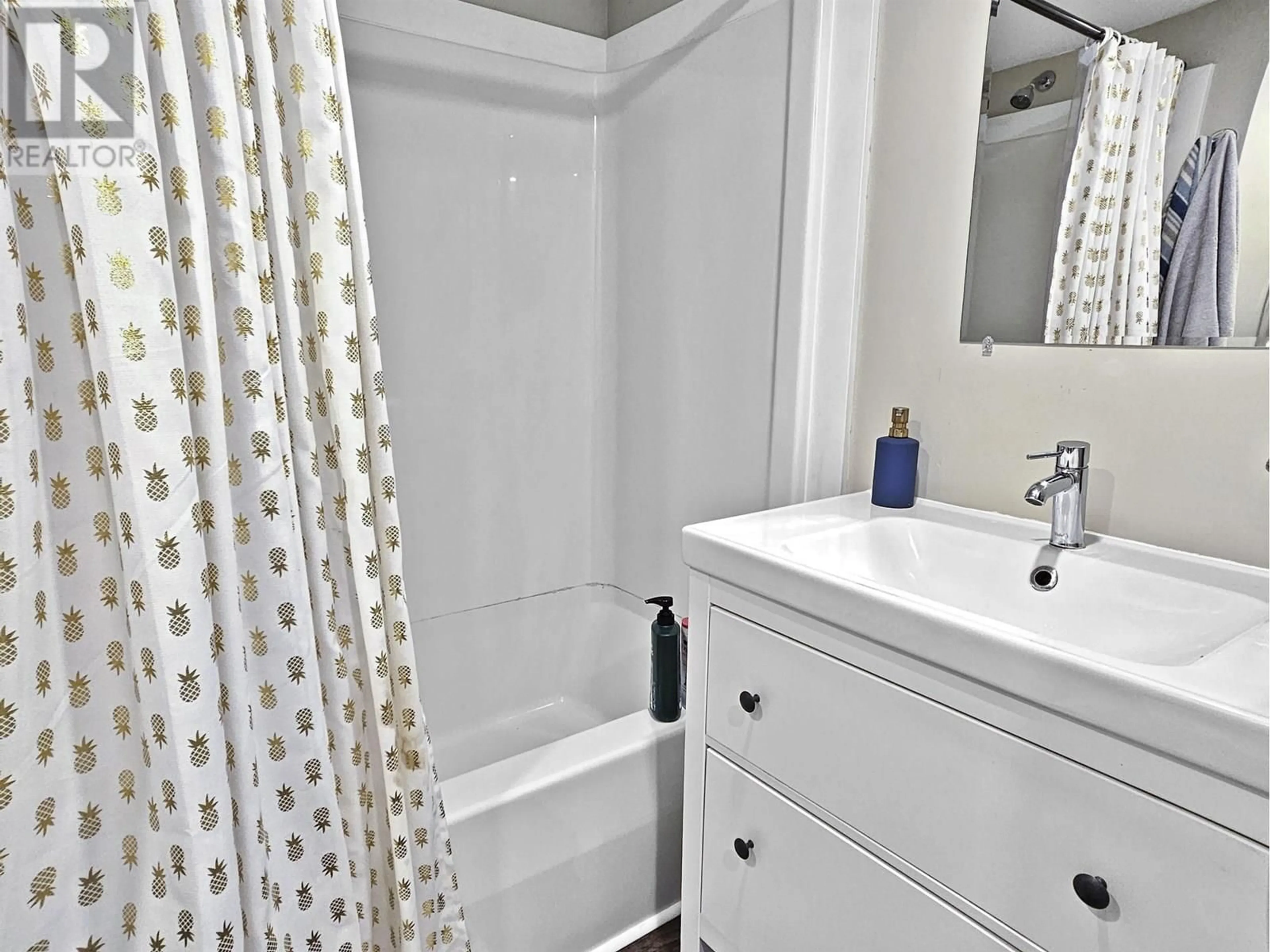 Standard bathroom, ceramic/tile floor for 19 - 39768 GOVERNMENT ROAD, Squamish British Columbia V8B0G3