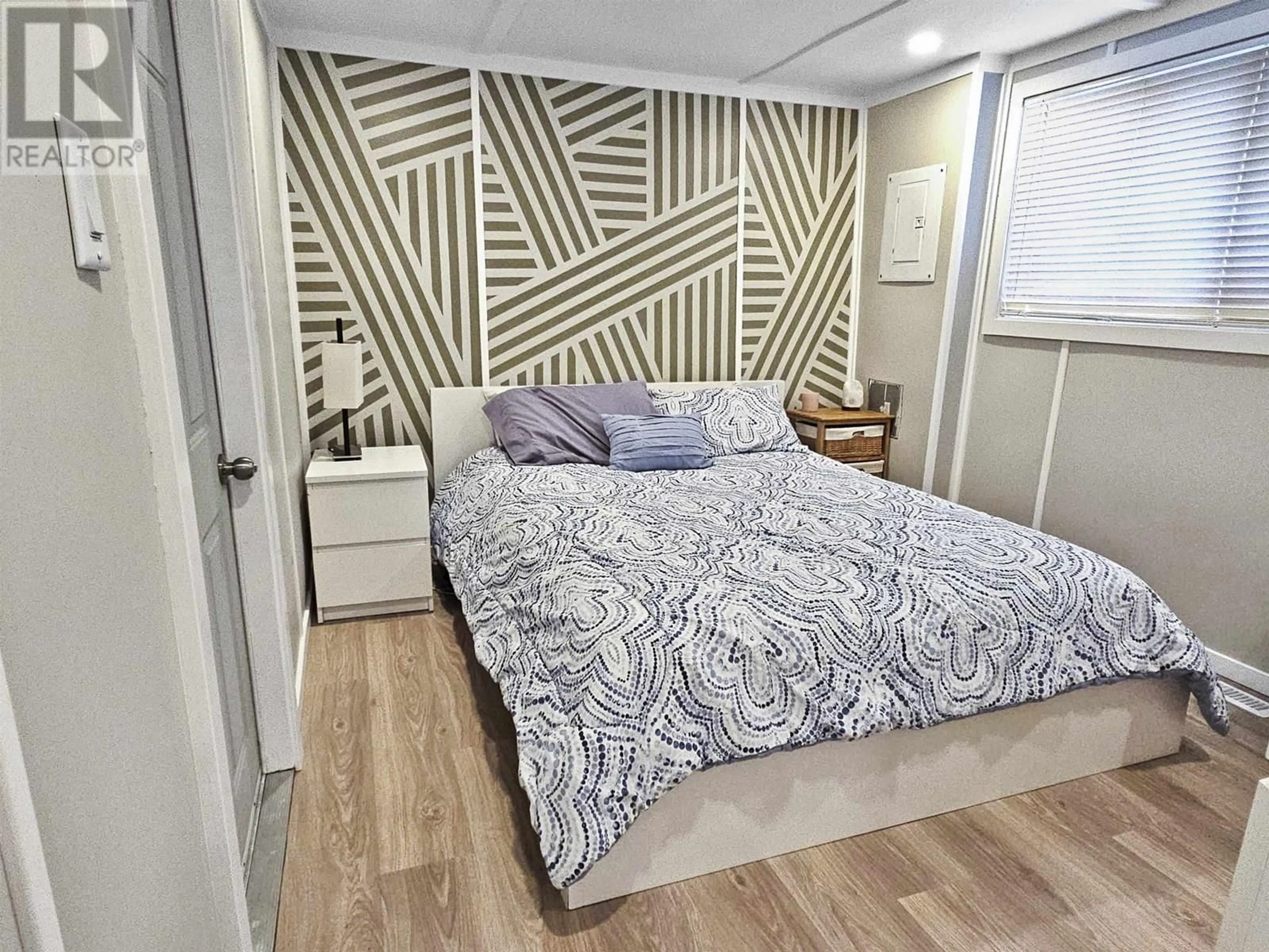 Bedroom with bed, wood/laminate floor for 19 - 39768 GOVERNMENT ROAD, Squamish British Columbia V8B0G3