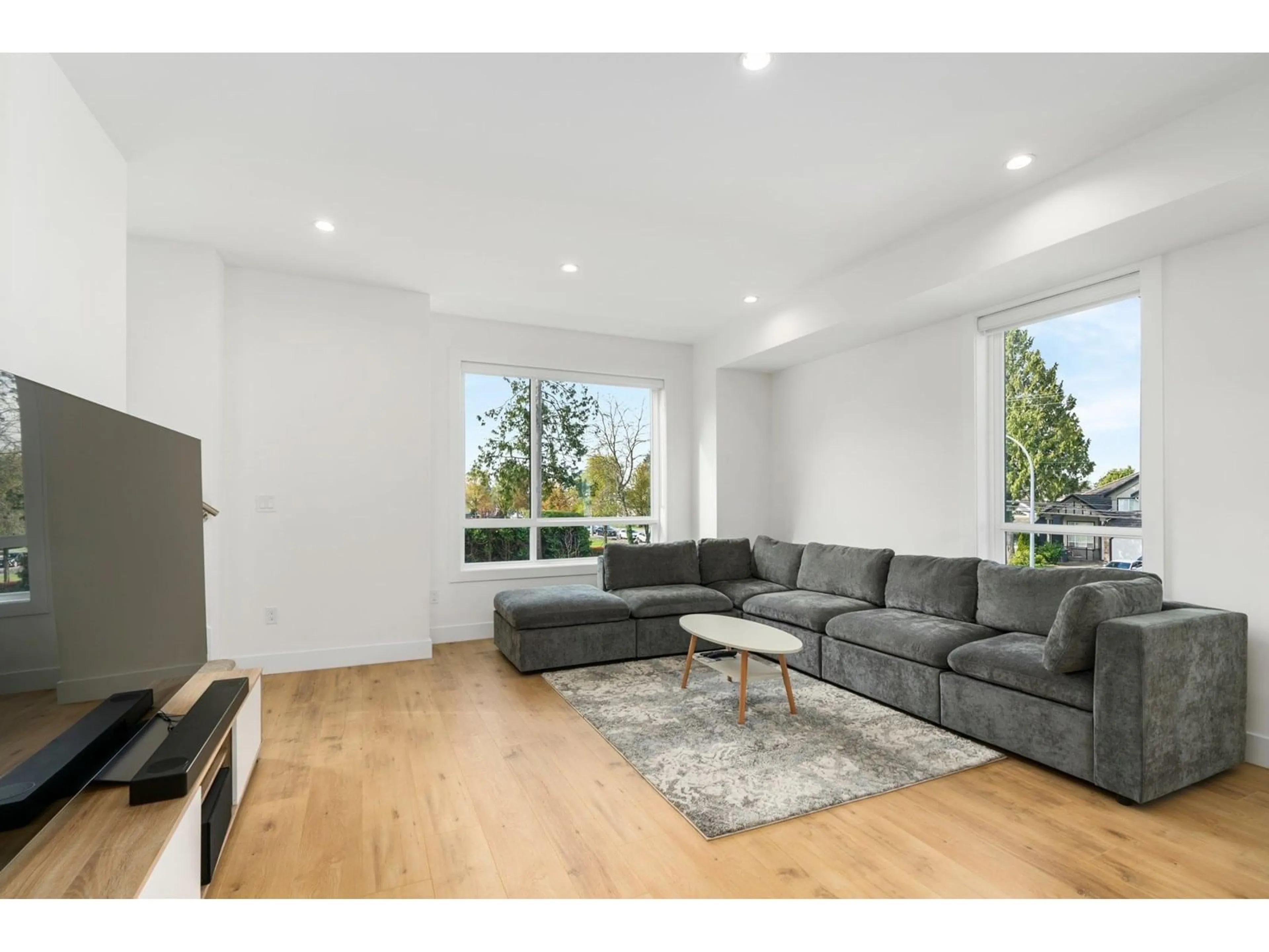 Living room with furniture, wood/laminate floor for 37 - 12635 63, Surrey British Columbia V3X1T9