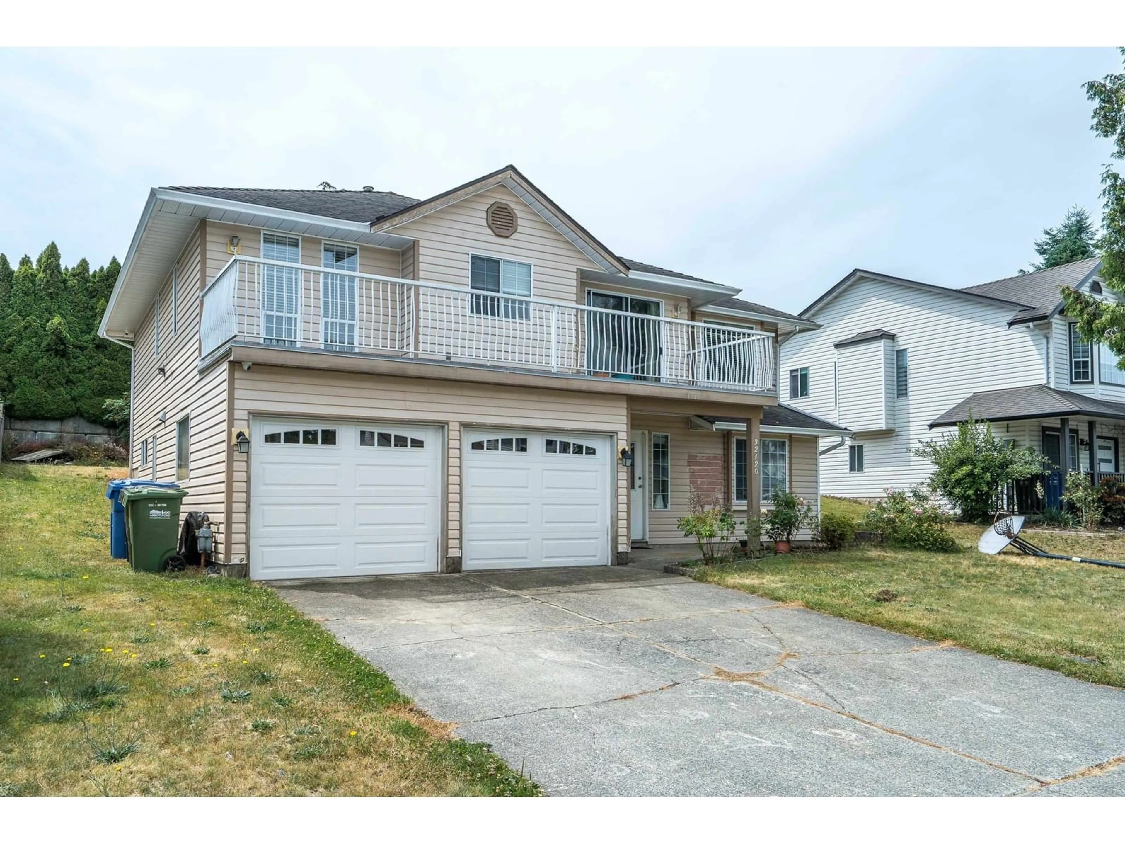 Home with vinyl exterior material, street for 32120 ROGERS, Abbotsford British Columbia V2T5B7