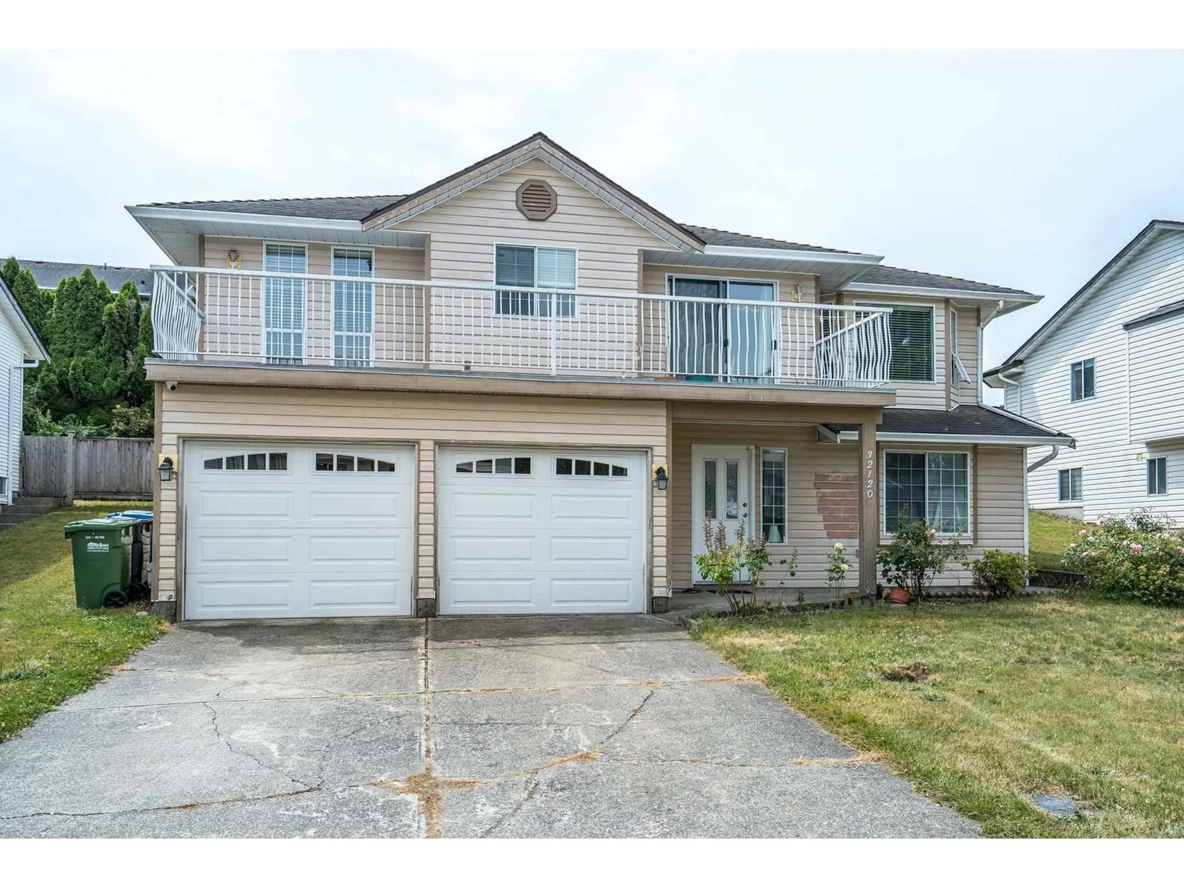 Home with vinyl exterior material, street for 32120 ROGERS, Abbotsford British Columbia V2T5B7