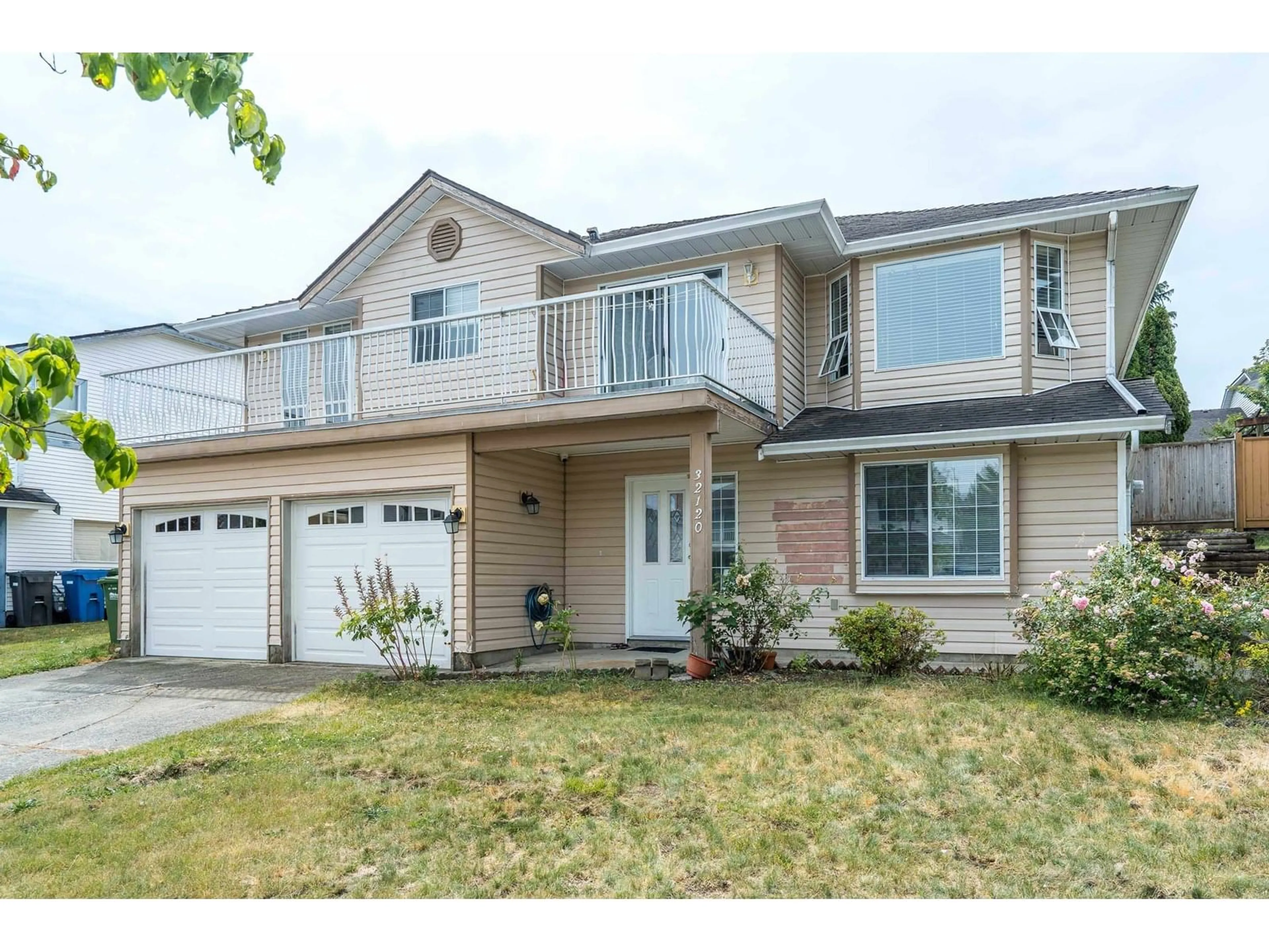 Home with vinyl exterior material, street for 32120 ROGERS, Abbotsford British Columbia V2T5B7