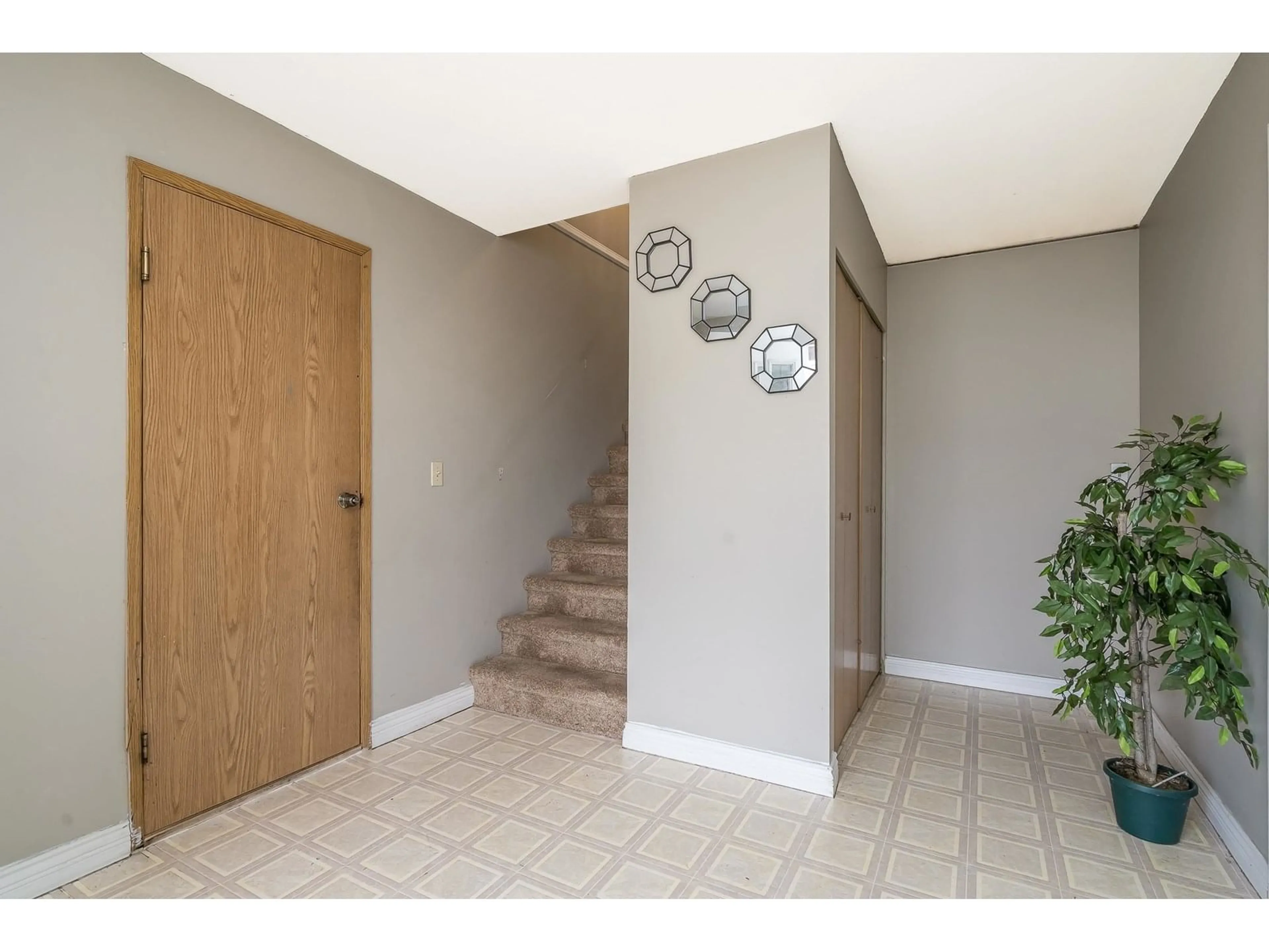 Indoor entryway for 32120 ROGERS, Abbotsford British Columbia V2T5B7