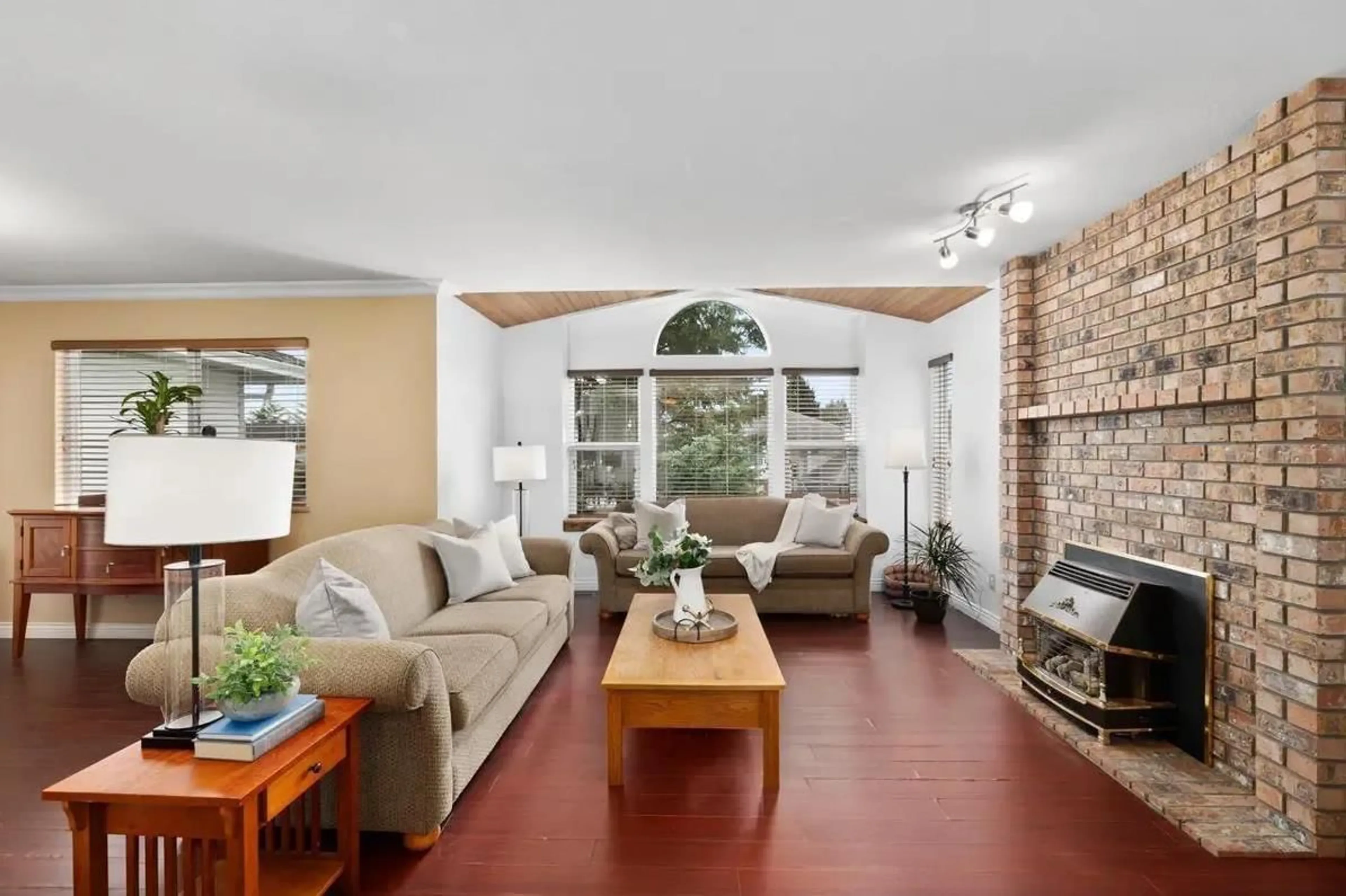 Living room with furniture, ceramic/tile floor for 19093 SUNDALE, Surrey British Columbia V3S7M6