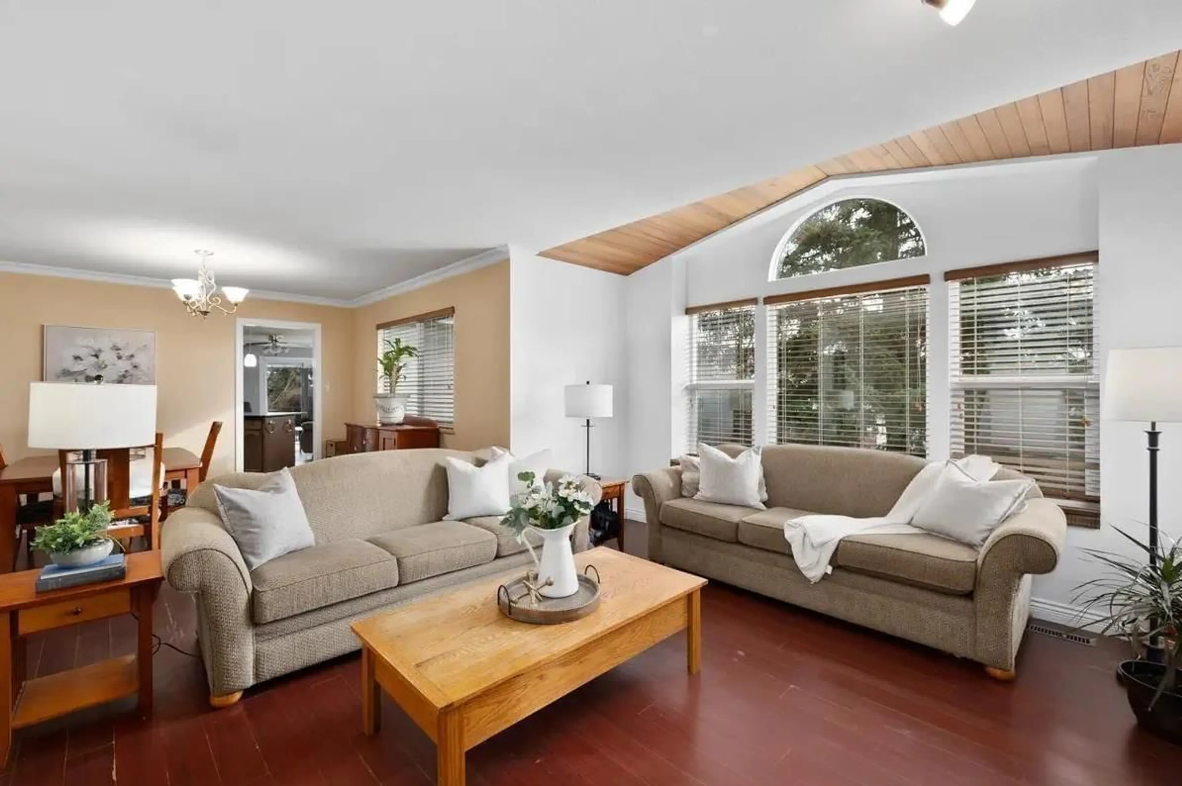 Living room with furniture, unknown for 19093 SUNDALE, Surrey British Columbia V3S7M6