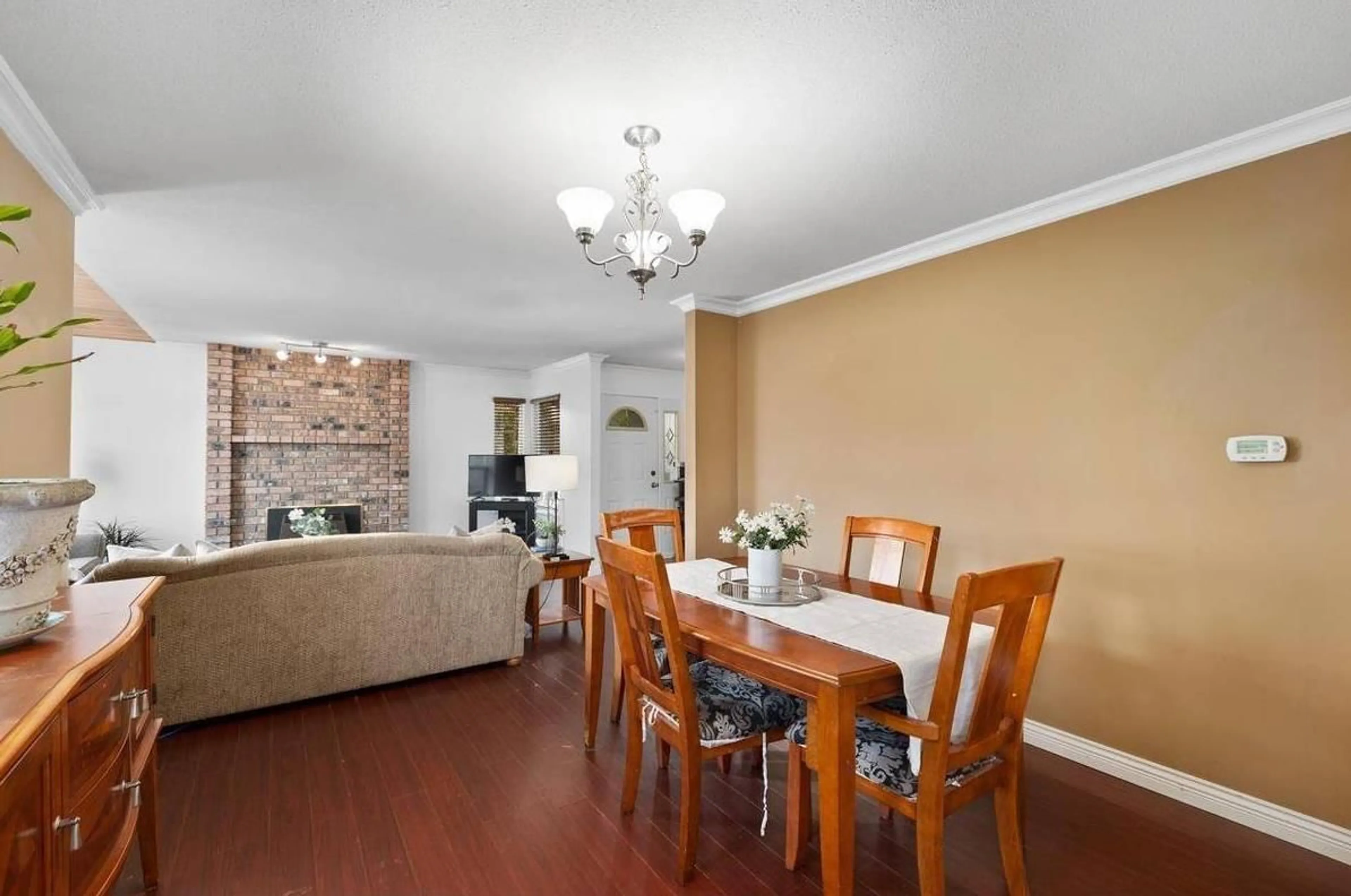 Dining room, wood/laminate floor for 19093 SUNDALE, Surrey British Columbia V3S7M6