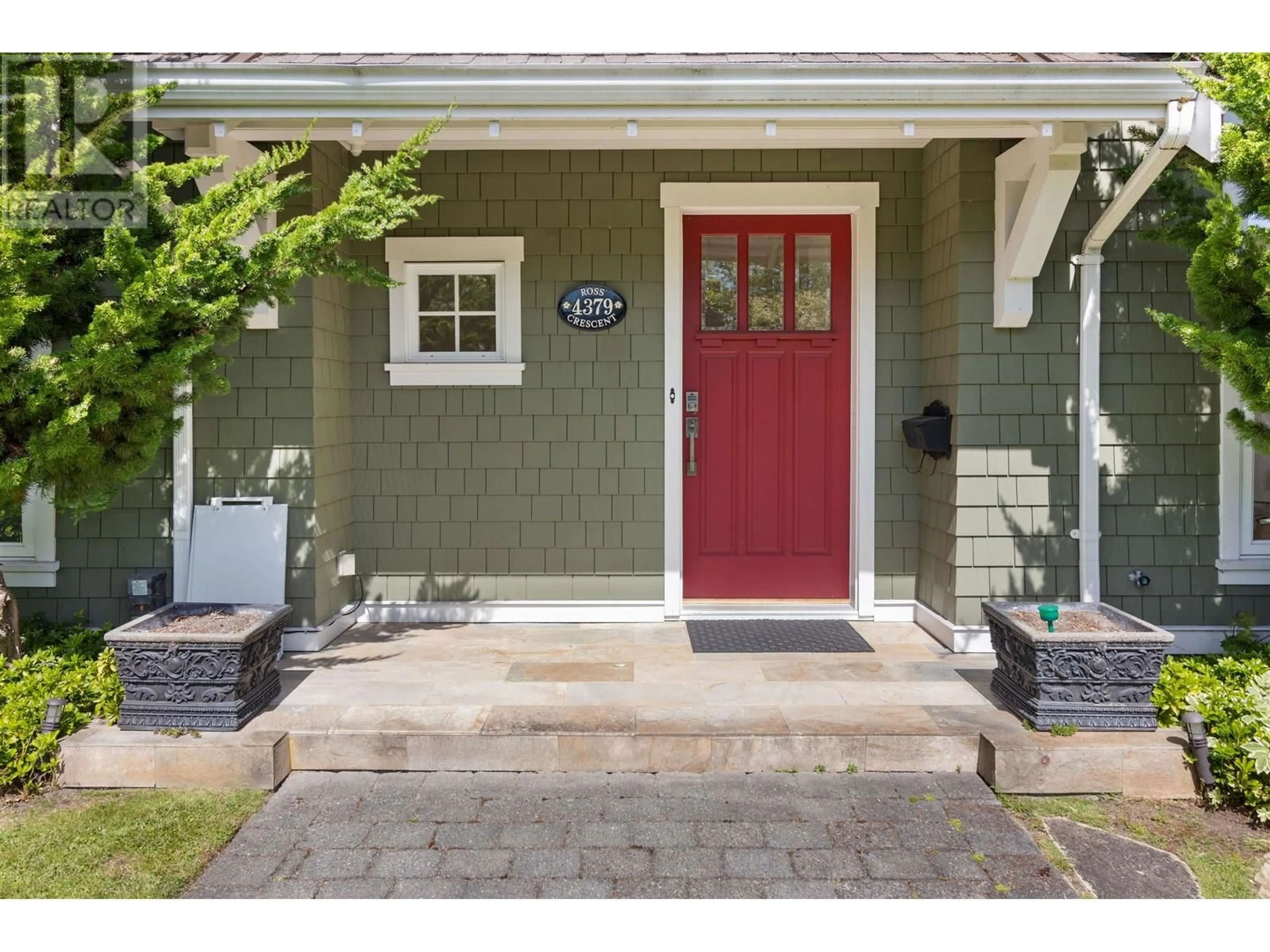 Indoor entryway for 4379 ROSS CRESCENT, West Vancouver British Columbia V7W1B3