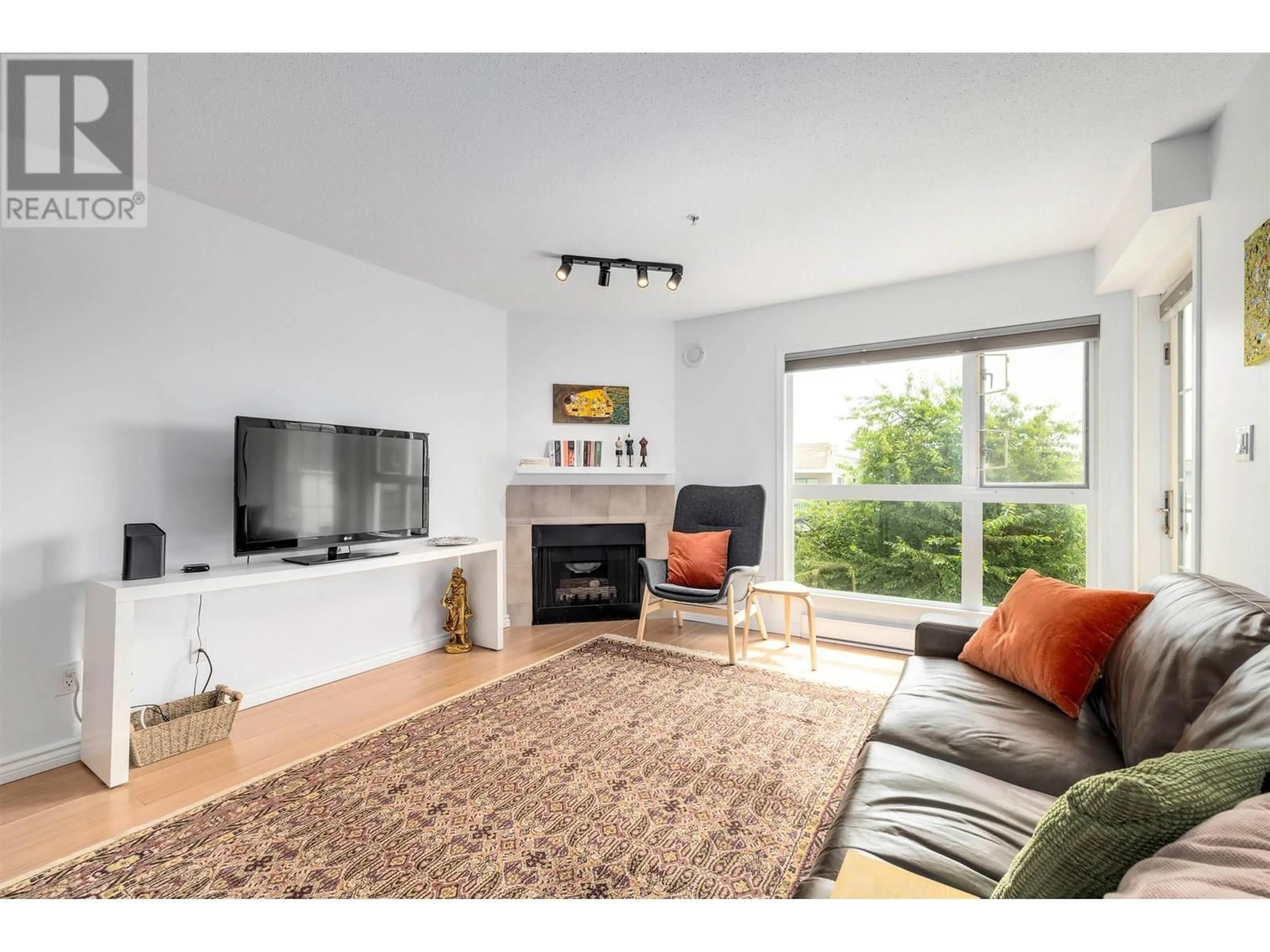 Living room with furniture, wood/laminate floor for 304 - 518 THIRTEENTH STREET, New Westminster British Columbia V3M4L9