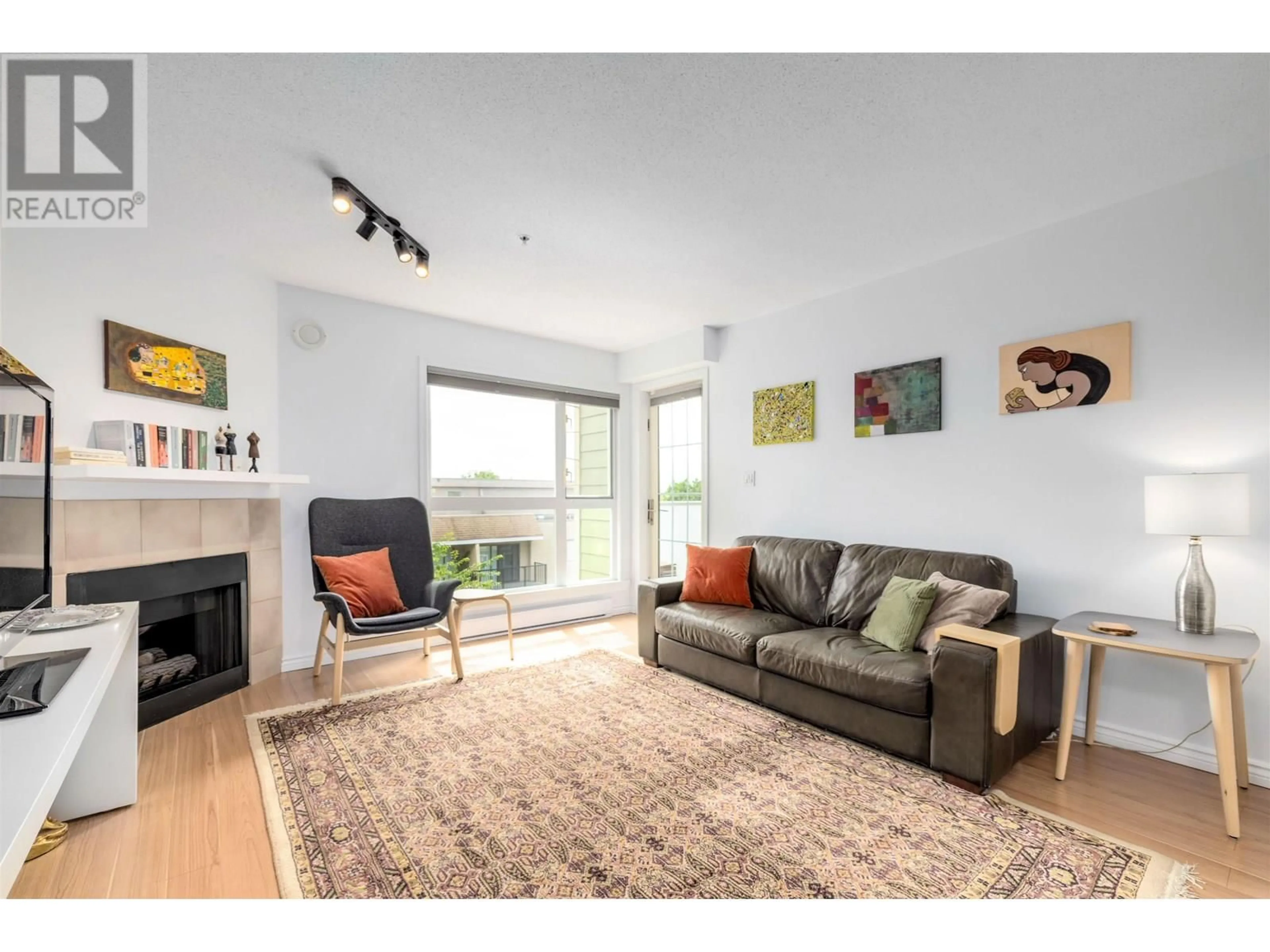 Living room with furniture, wood/laminate floor for 304 - 518 THIRTEENTH STREET, New Westminster British Columbia V3M4L9
