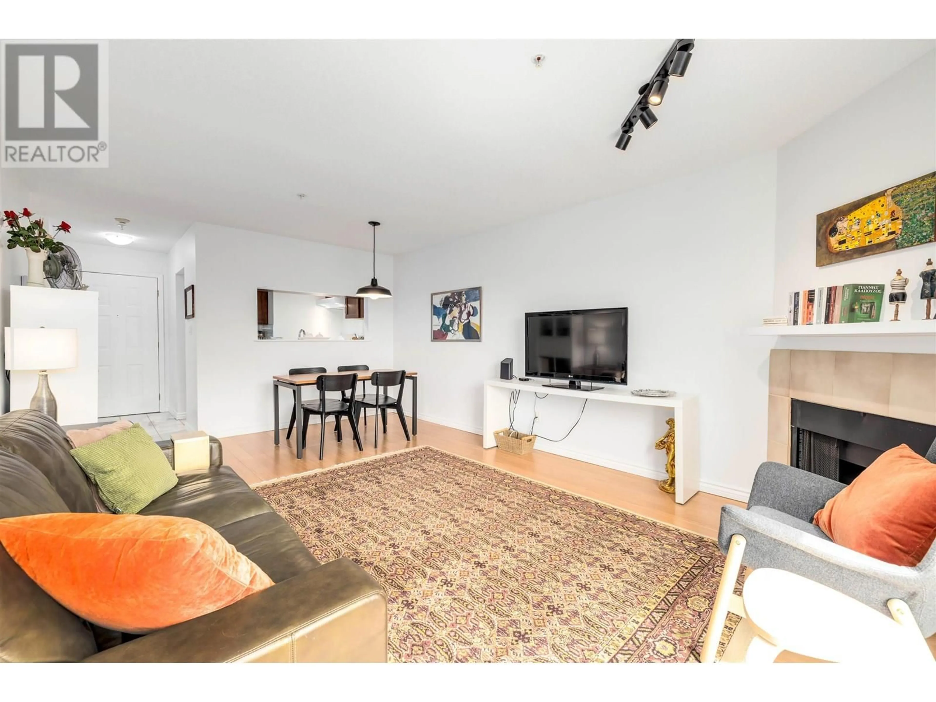 Living room with furniture, unknown for 304 - 518 THIRTEENTH STREET, New Westminster British Columbia V3M4L9