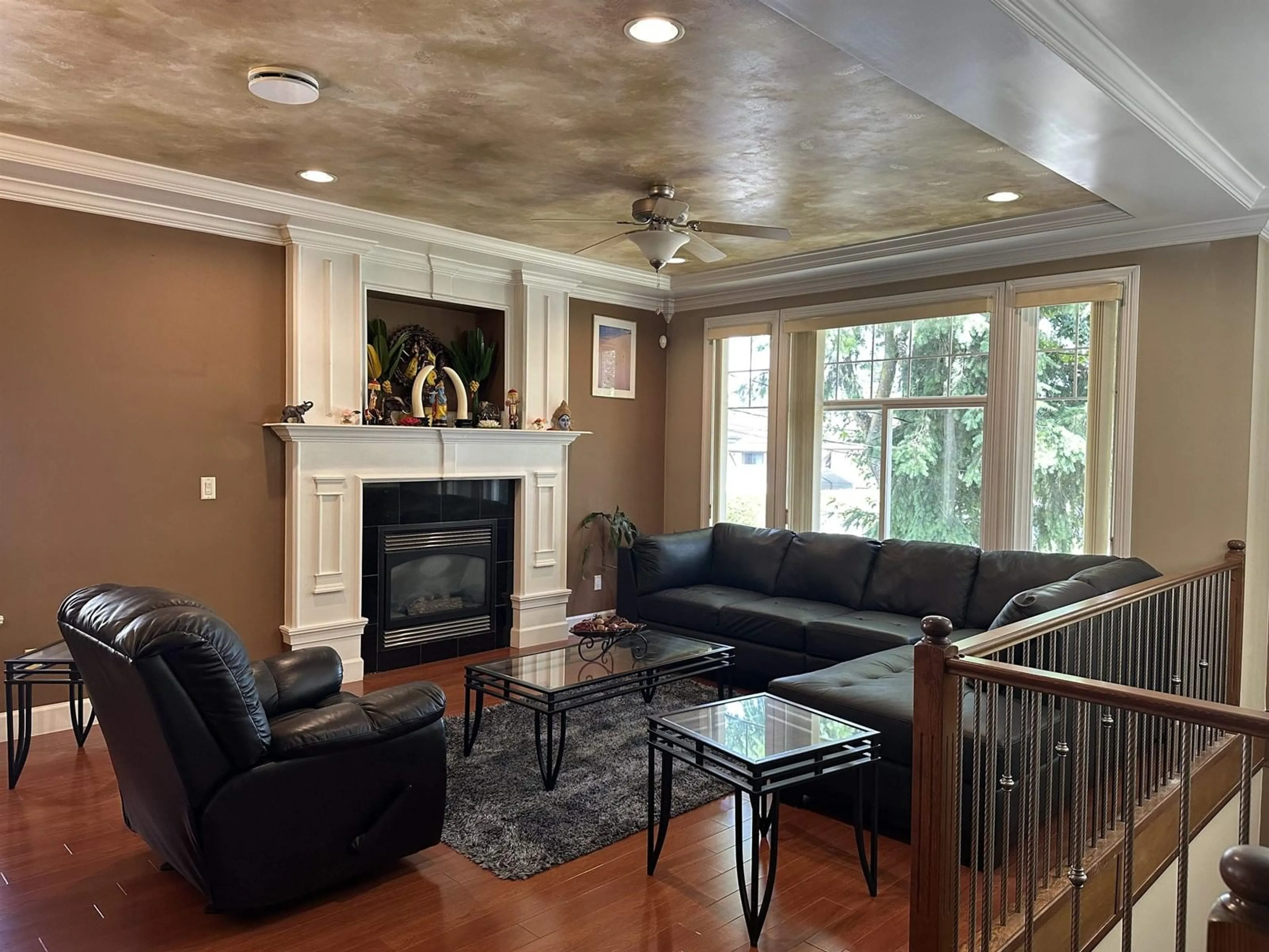 Living room with furniture, unknown for 7021 132, Surrey British Columbia V3W6P1