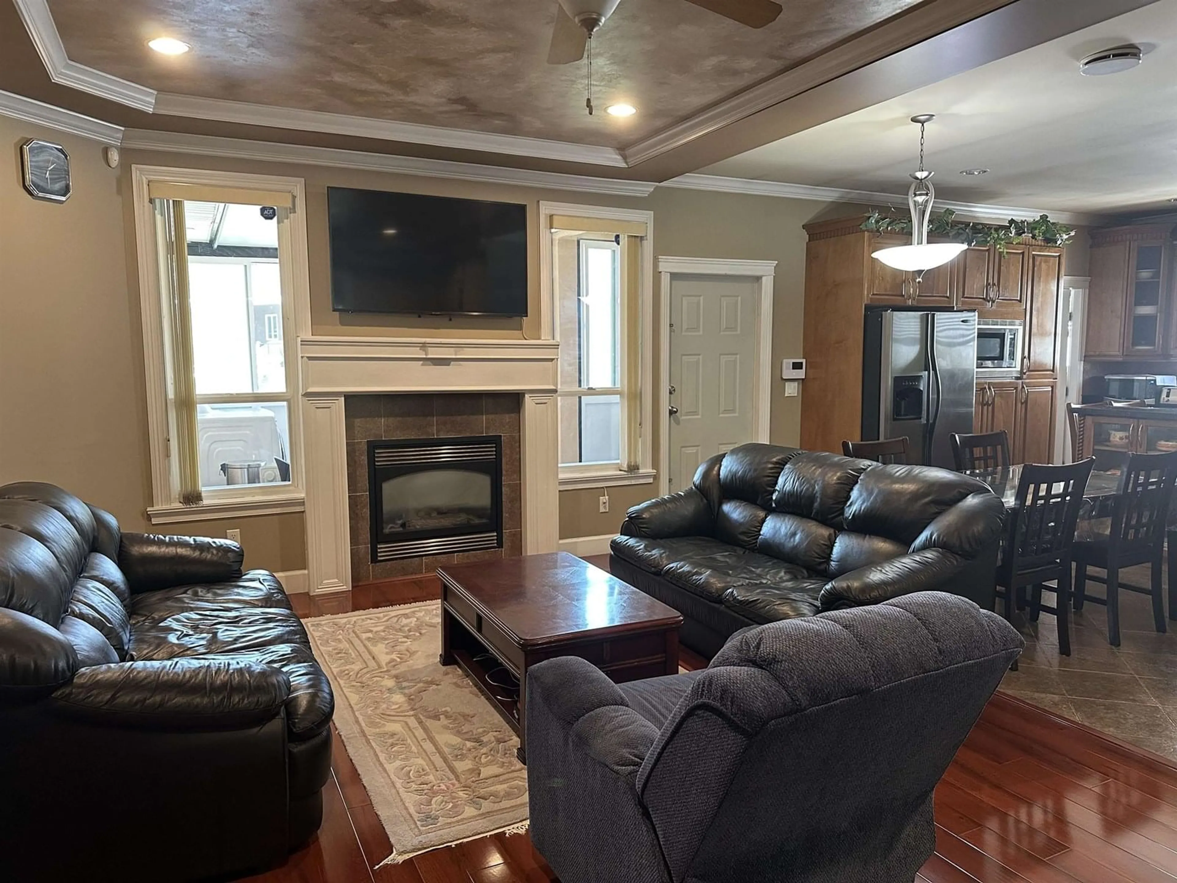 Living room with furniture, wood/laminate floor for 7021 132, Surrey British Columbia V3W6P1