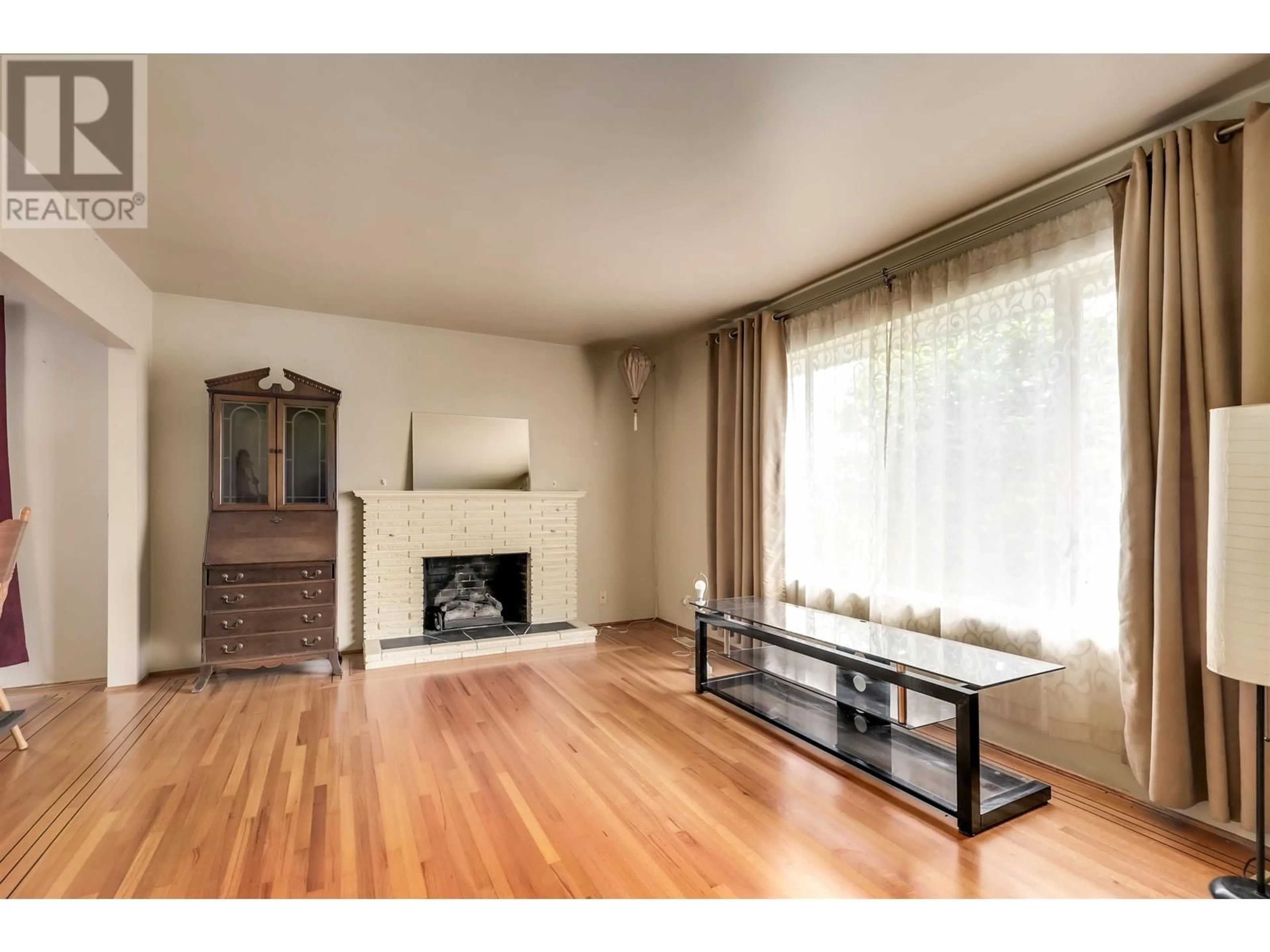 Living room with furniture, wood/laminate floor for 1118 CLOVERLEY STREET, North Vancouver British Columbia V7L1N6