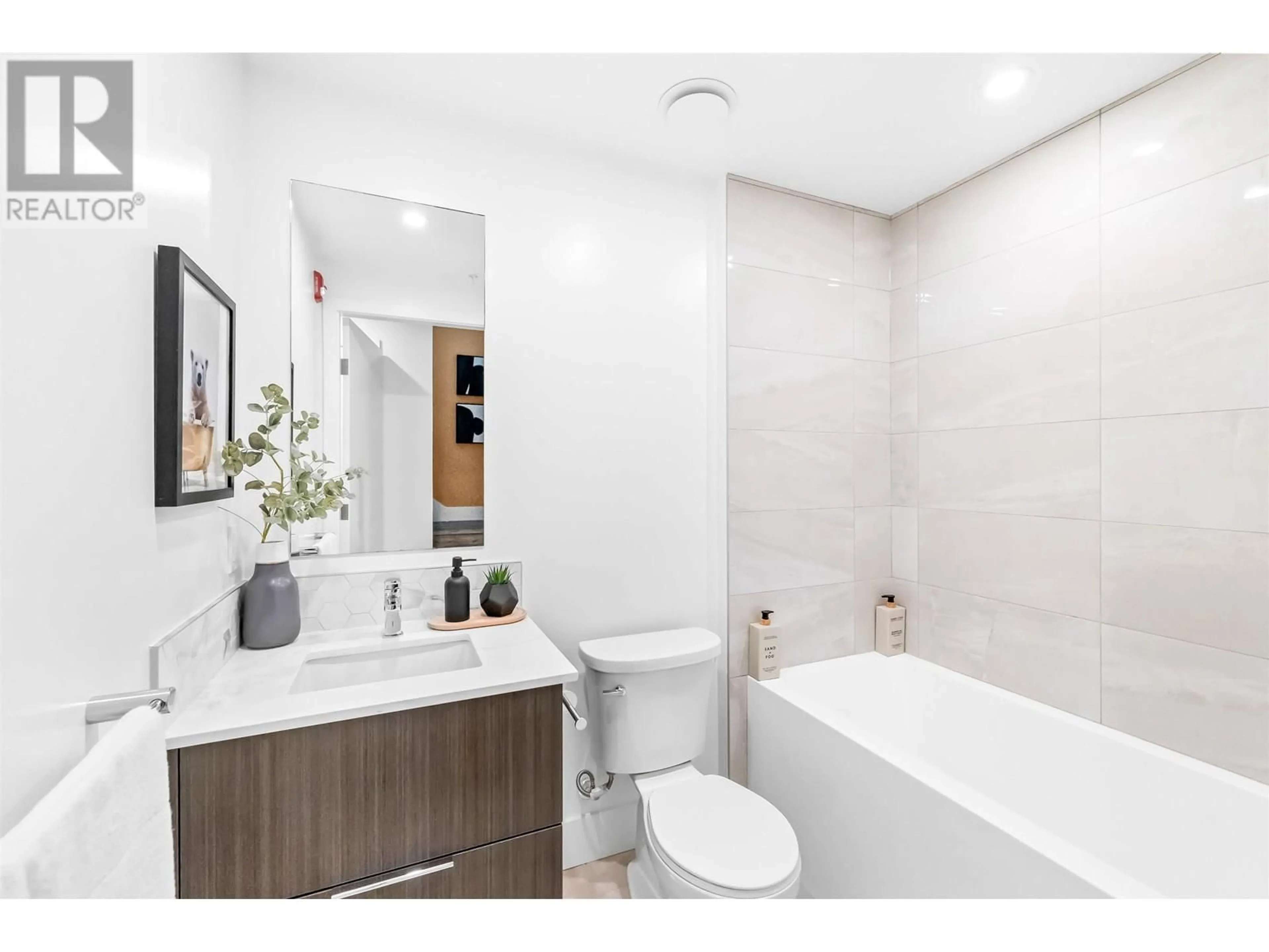 Standard bathroom, ceramic/tile floor for 1732 TEMPLETON DRIVE, Vancouver British Columbia V5N1B6