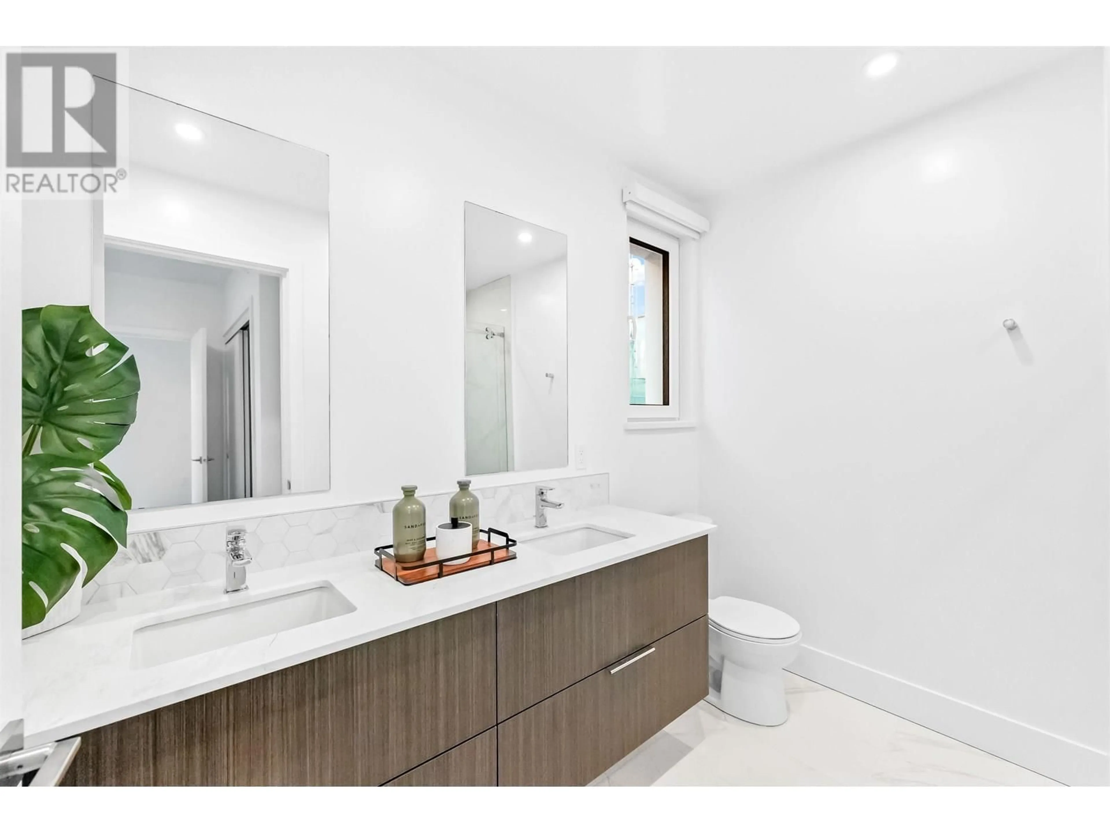 Standard bathroom, ceramic/tile floor for 1732 TEMPLETON DRIVE, Vancouver British Columbia V5N1B6