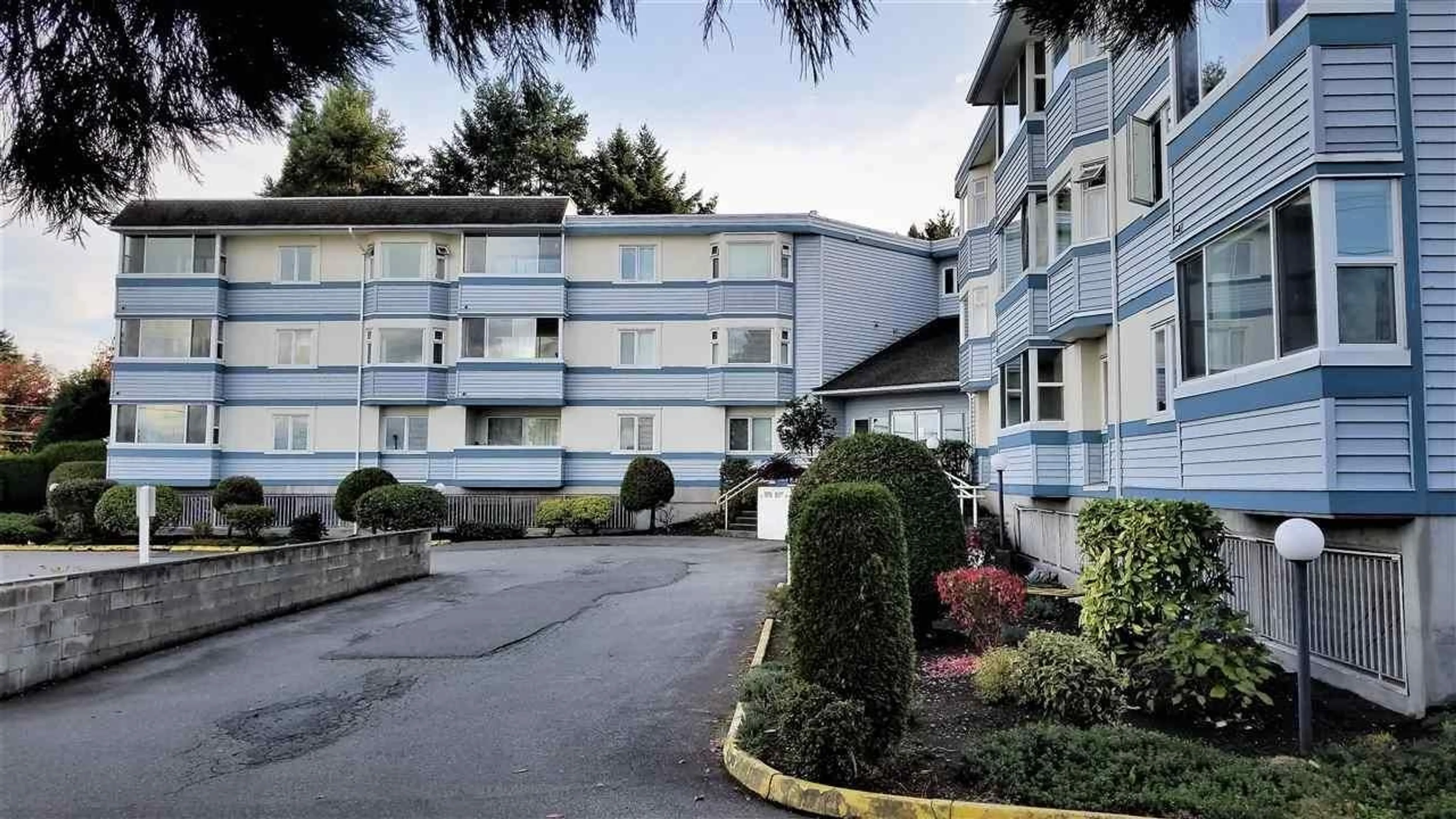 Patio, mountain view for 105 - 7175 134, Surrey British Columbia V3W4T1