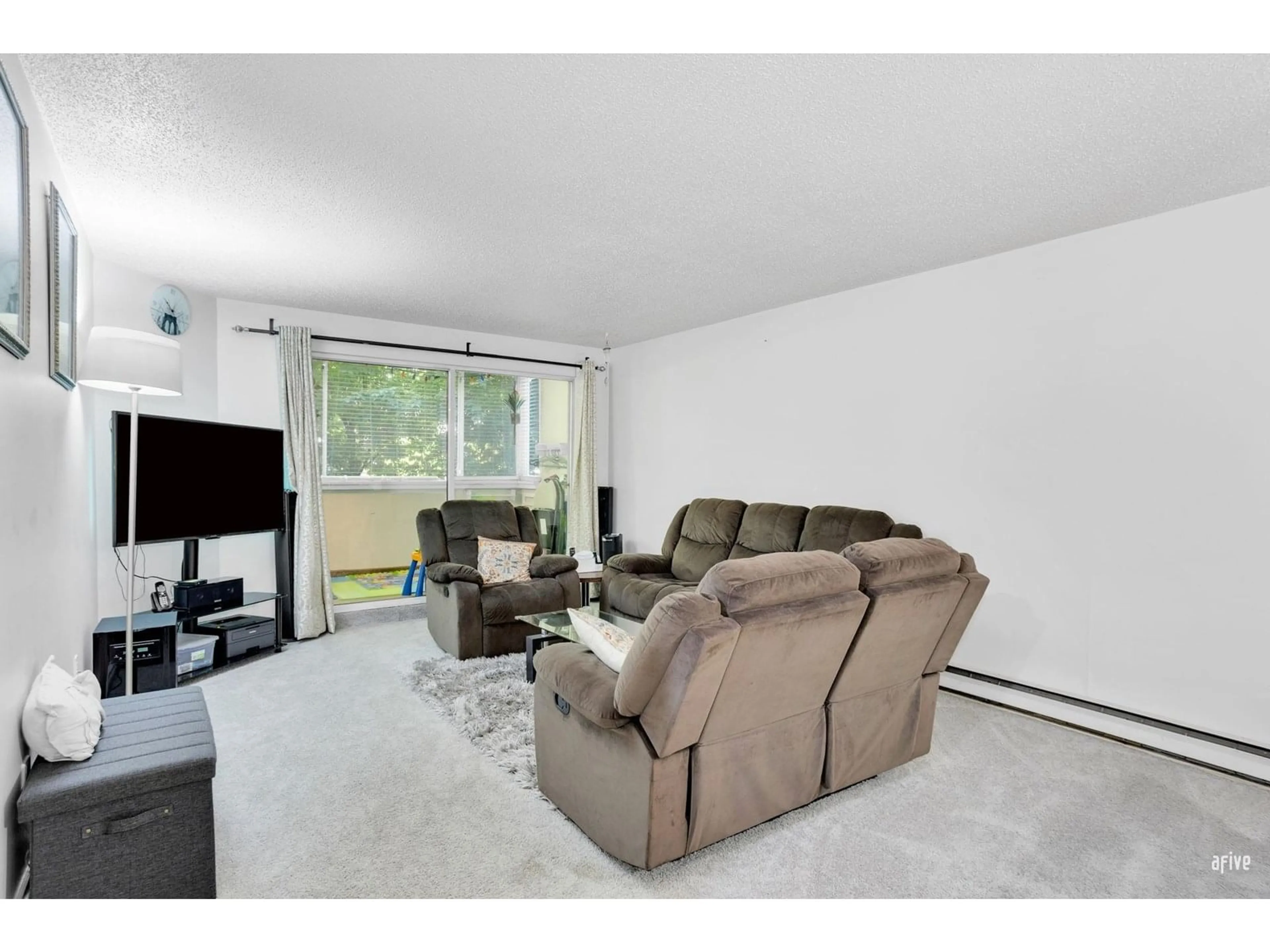 Living room with furniture, unknown for 105 - 7175 134, Surrey British Columbia V3W4T1
