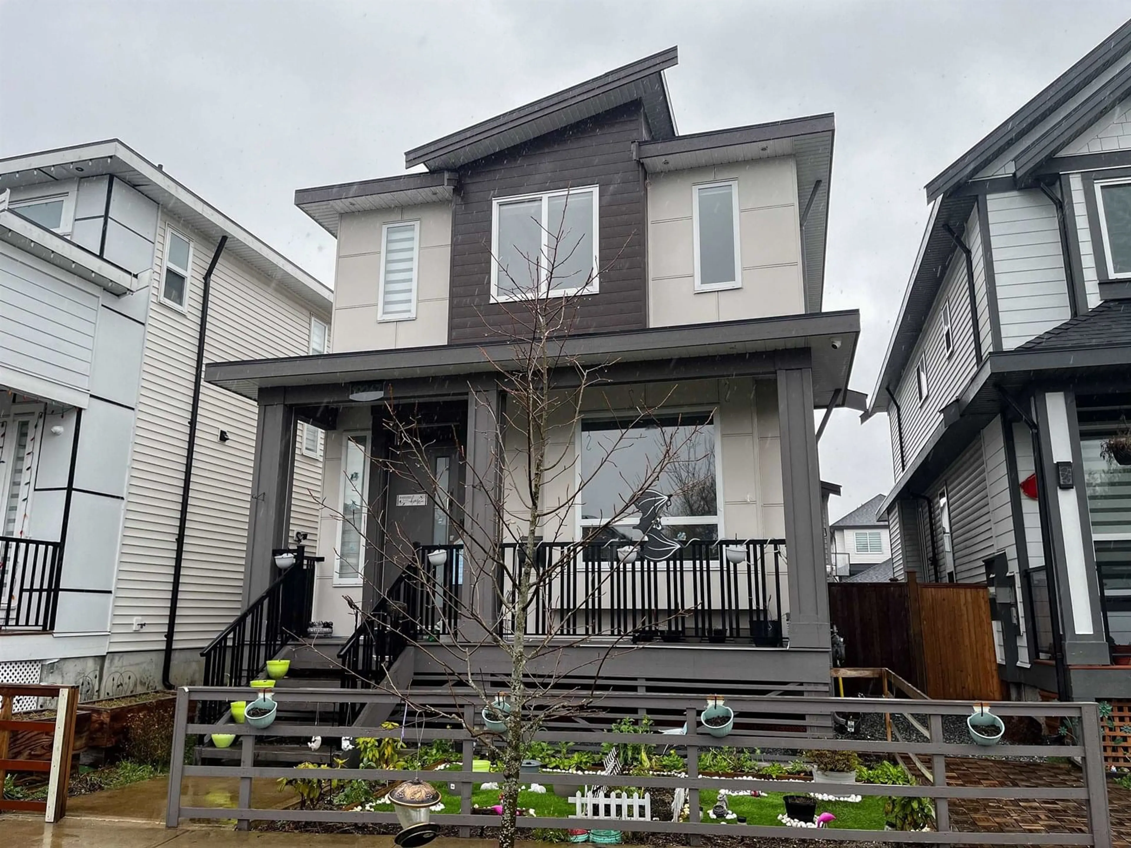 Home with vinyl exterior material, street for 19247 71, Surrey British Columbia V4N6V1