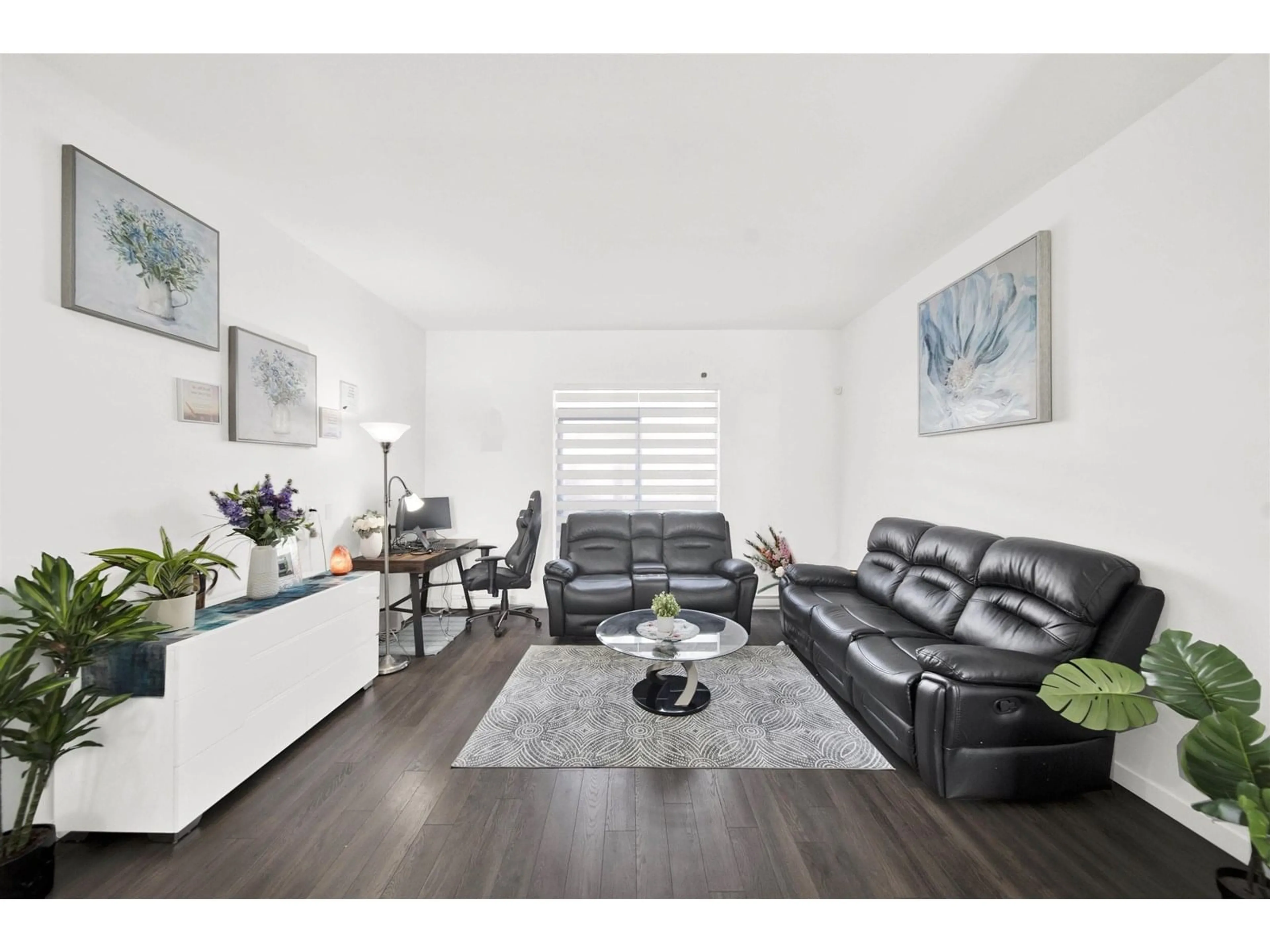 Living room with furniture, wood/laminate floor for 30 - 13636 81A, Surrey British Columbia V3W1H9