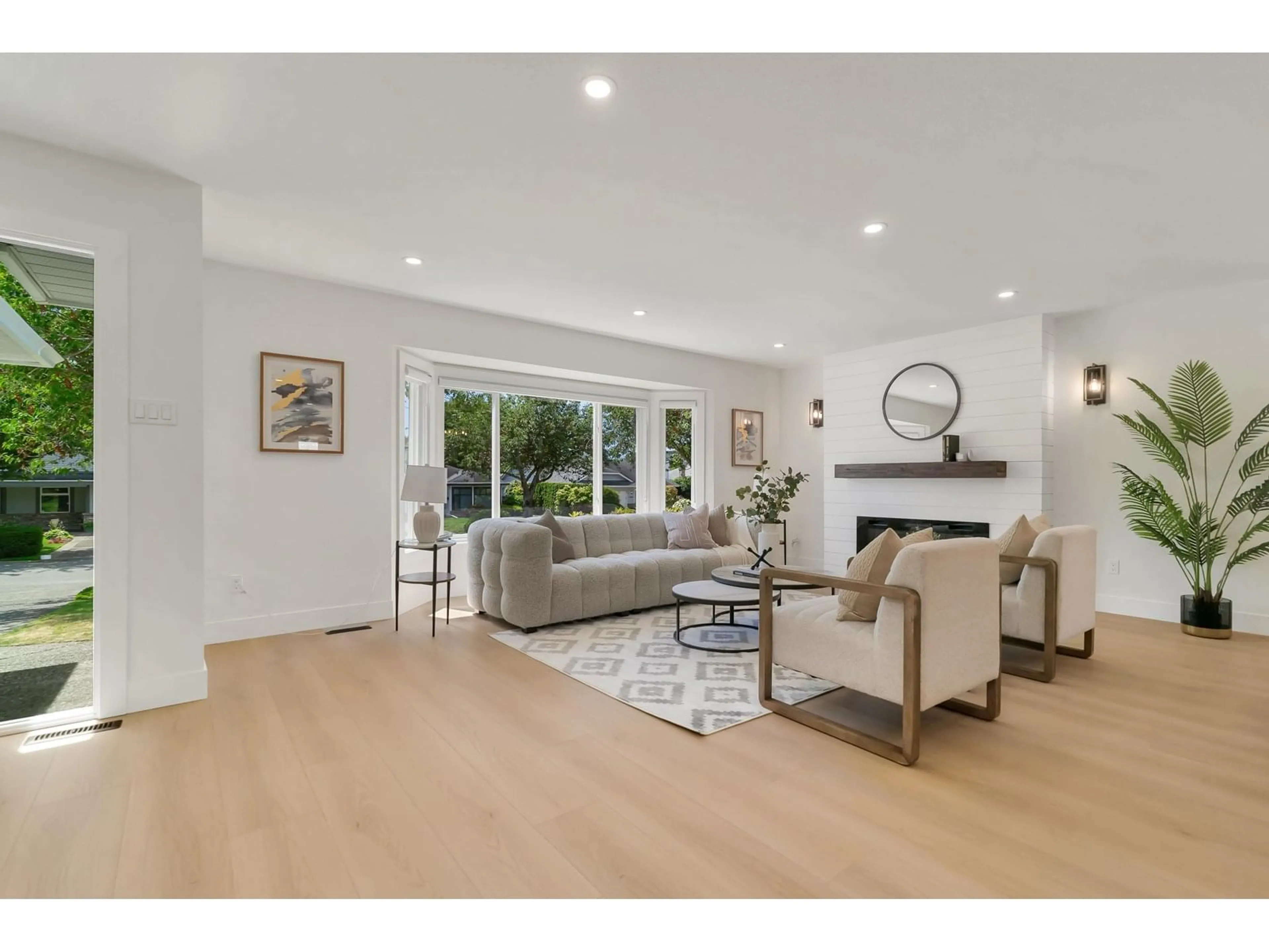 Living room with furniture, unknown for 14097 16A, Surrey British Columbia V4A8K2