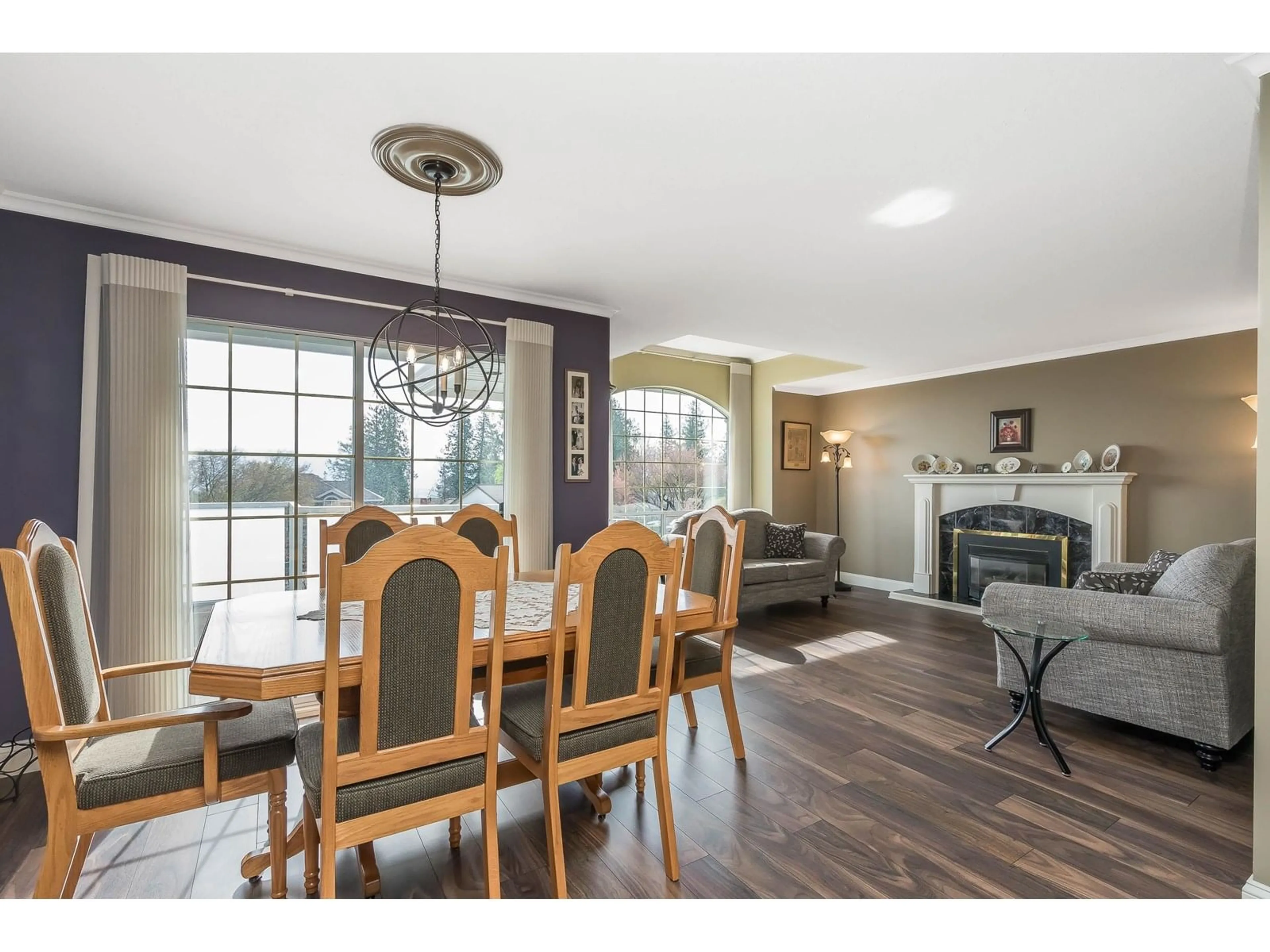 Dining room, wood/laminate floor for 2245 FOOTHILLS, Abbotsford British Columbia V3G1E1