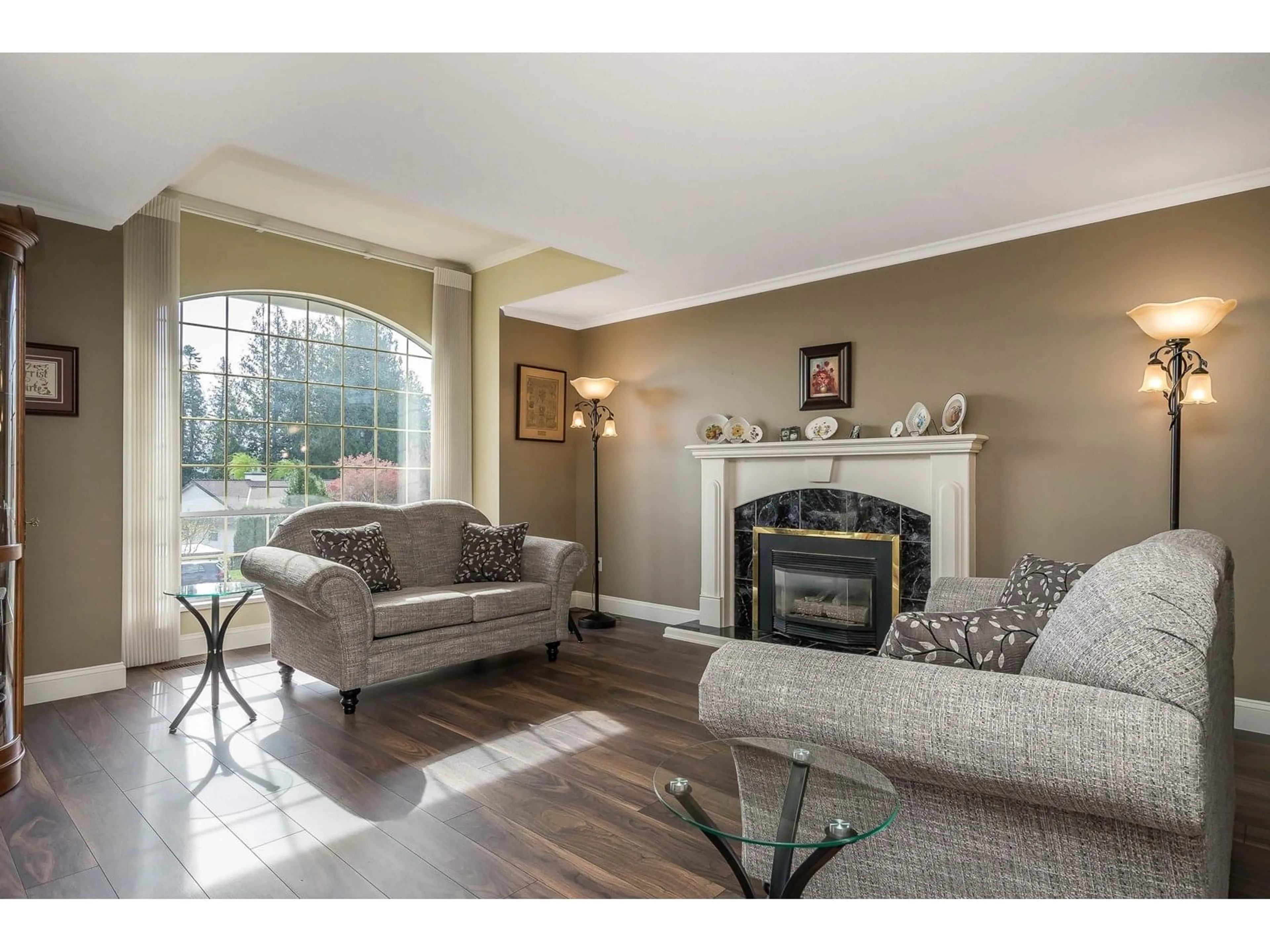 Living room with furniture, wood/laminate floor for 2245 FOOTHILLS, Abbotsford British Columbia V3G1E1