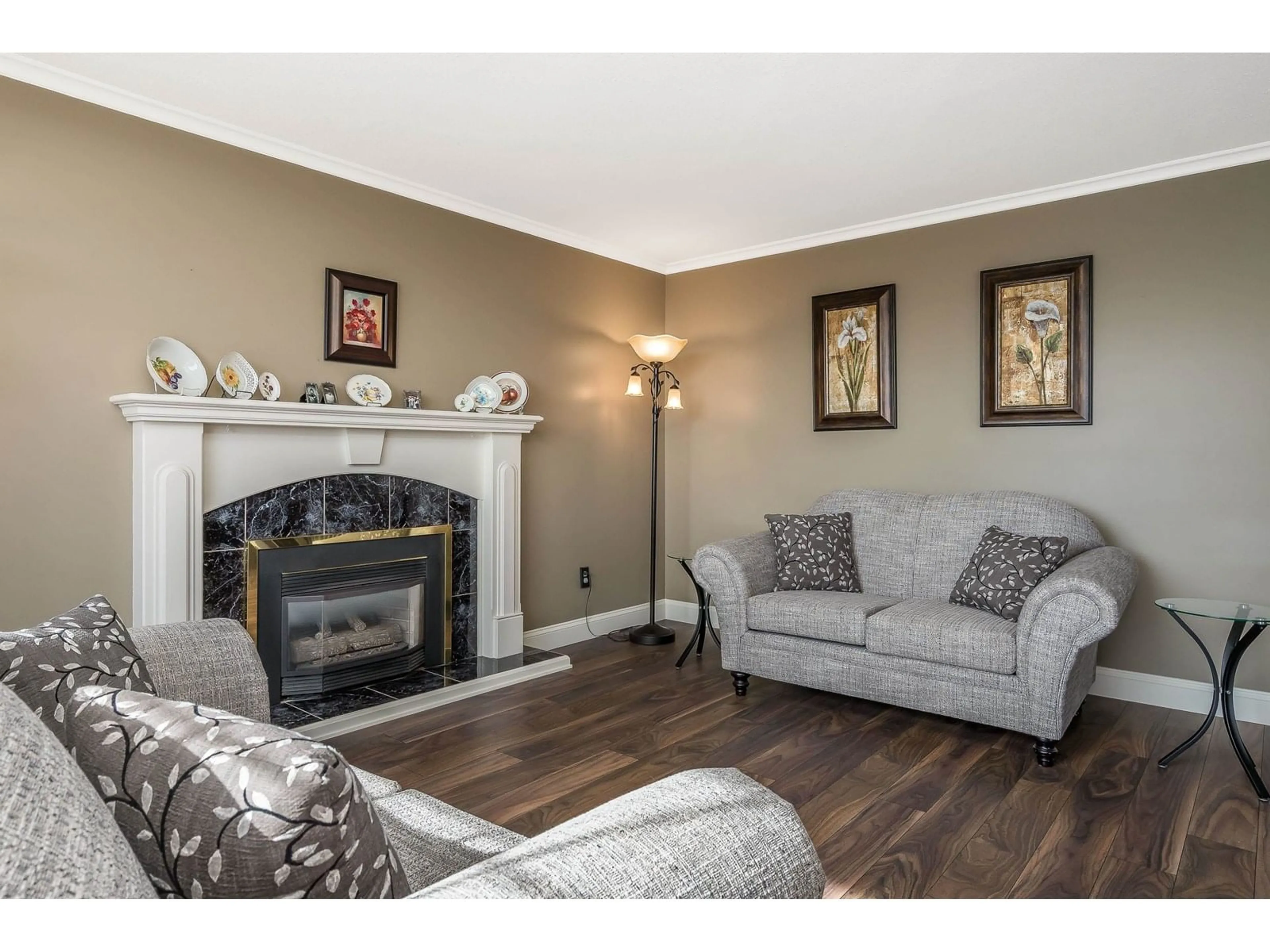 Living room with furniture, wood/laminate floor for 2245 FOOTHILLS, Abbotsford British Columbia V3G1E1