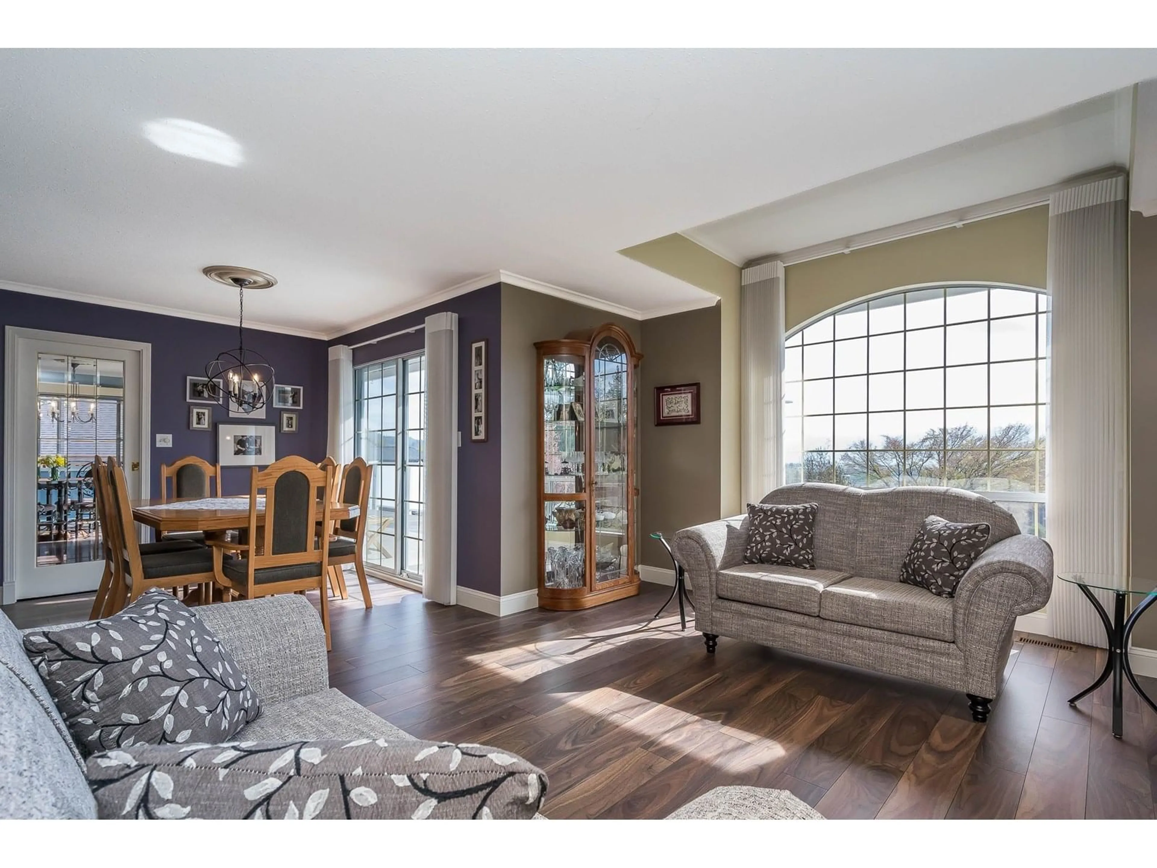 Living room with furniture, wood/laminate floor for 2245 FOOTHILLS, Abbotsford British Columbia V3G1E1