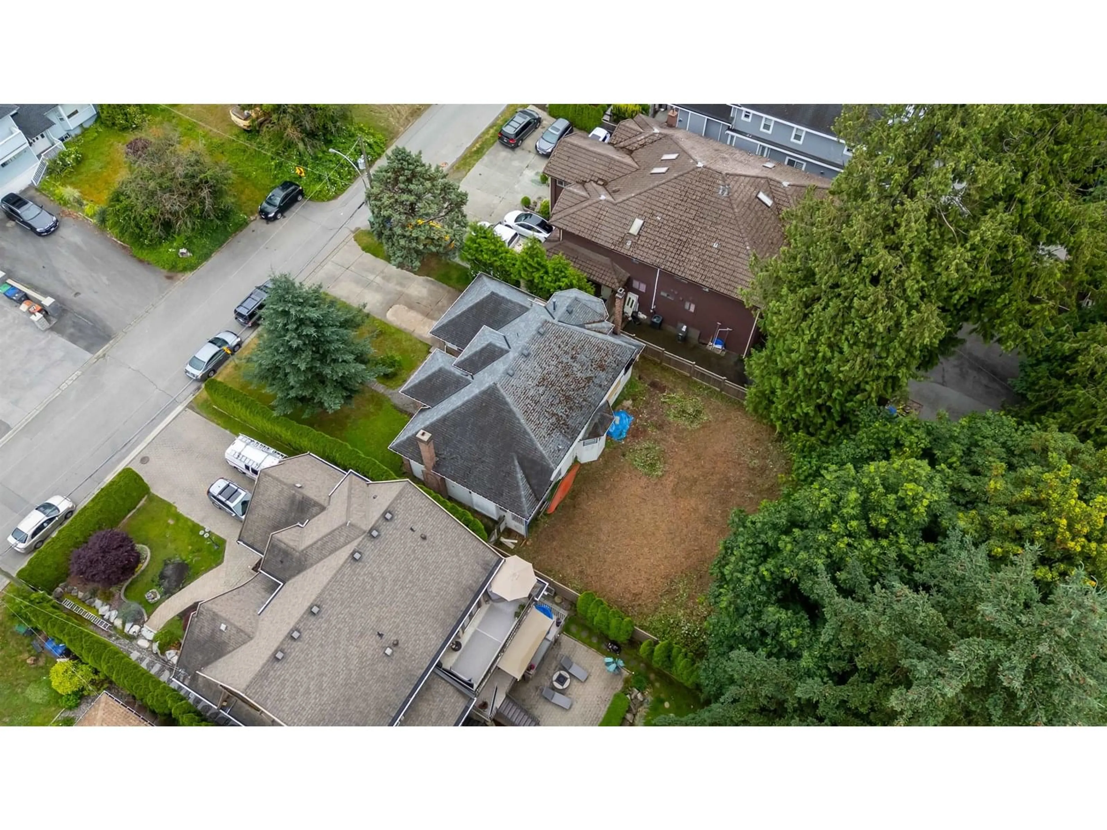 A pic from outside/outdoor area/front of a property/back of a property/a pic from drone, street for 10693 127A, Surrey British Columbia V3V5L7