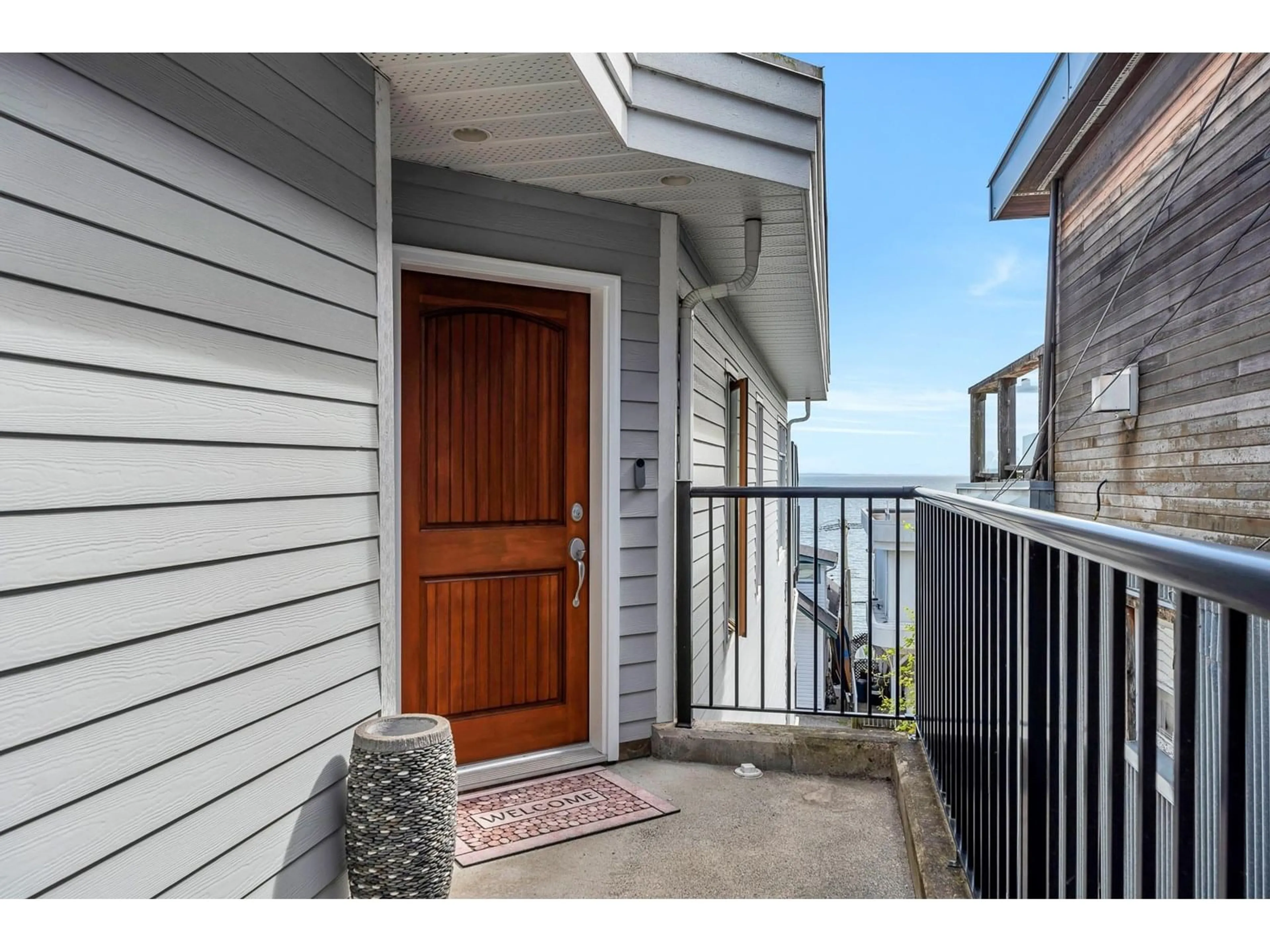 Indoor entryway for 15364 VICTORIA, White Rock British Columbia V4B1H2