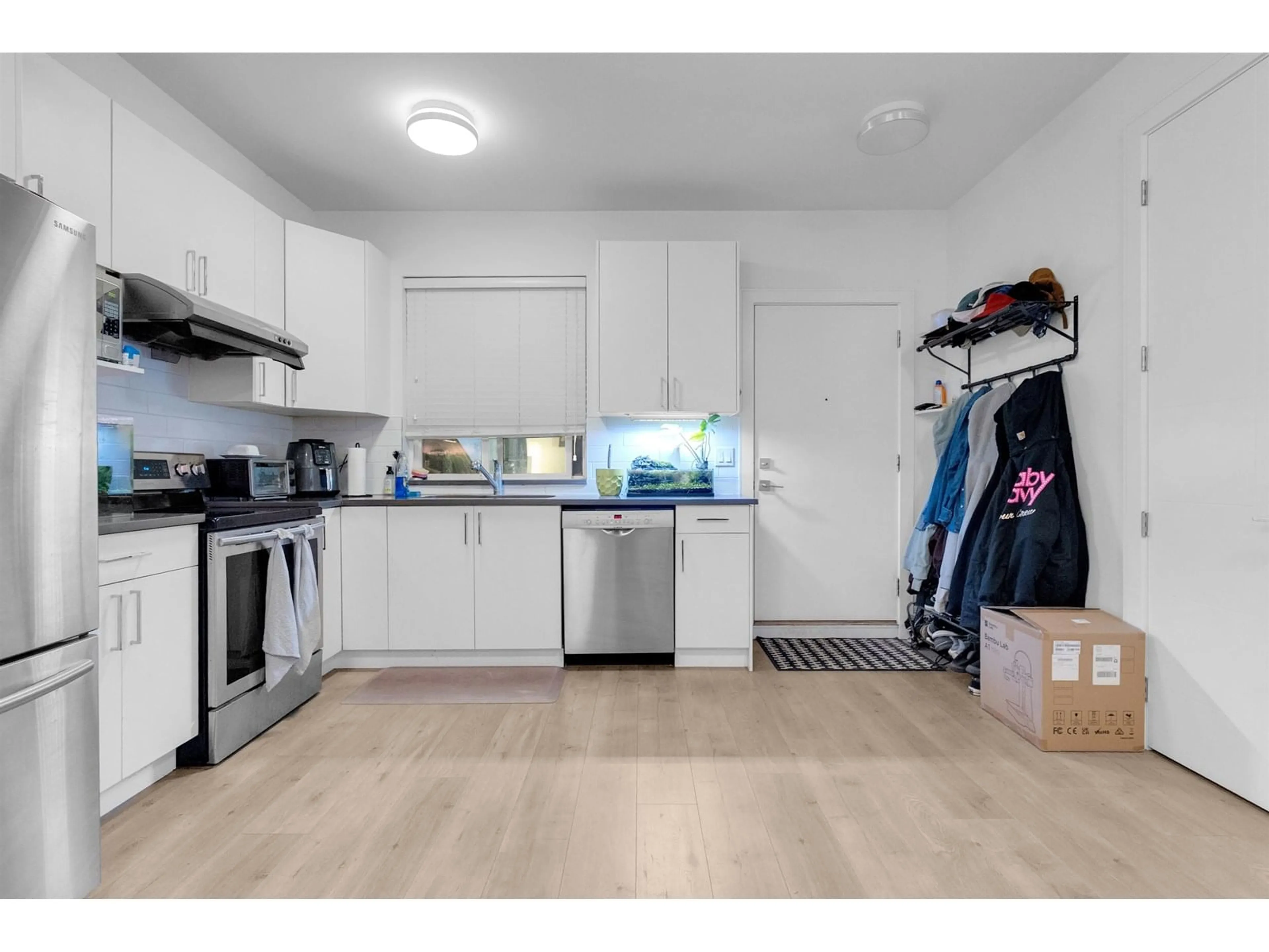 Standard kitchen, unknown for 1440 MAPLE, White Rock British Columbia V4B4N2