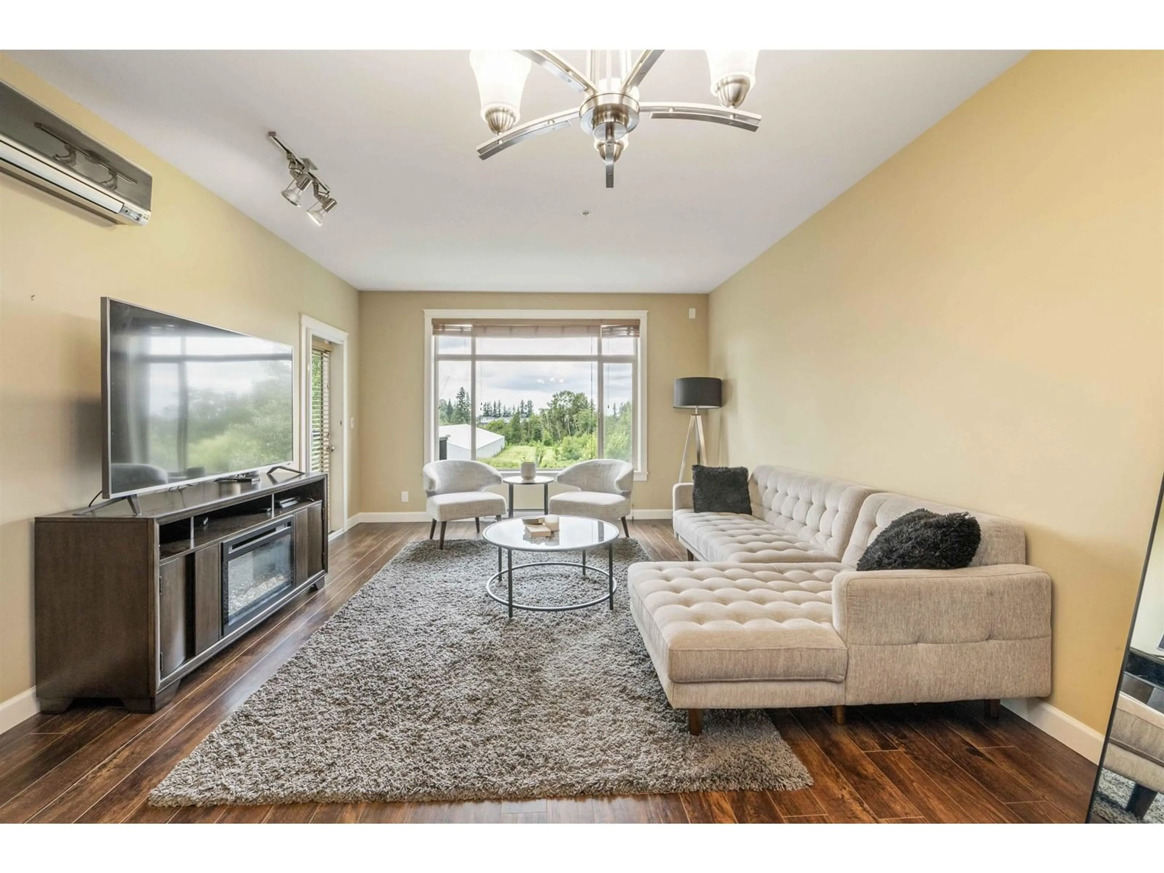 Living room with furniture, wood/laminate floor for 525 - 8067 207, Langley British Columbia V3Y0P1