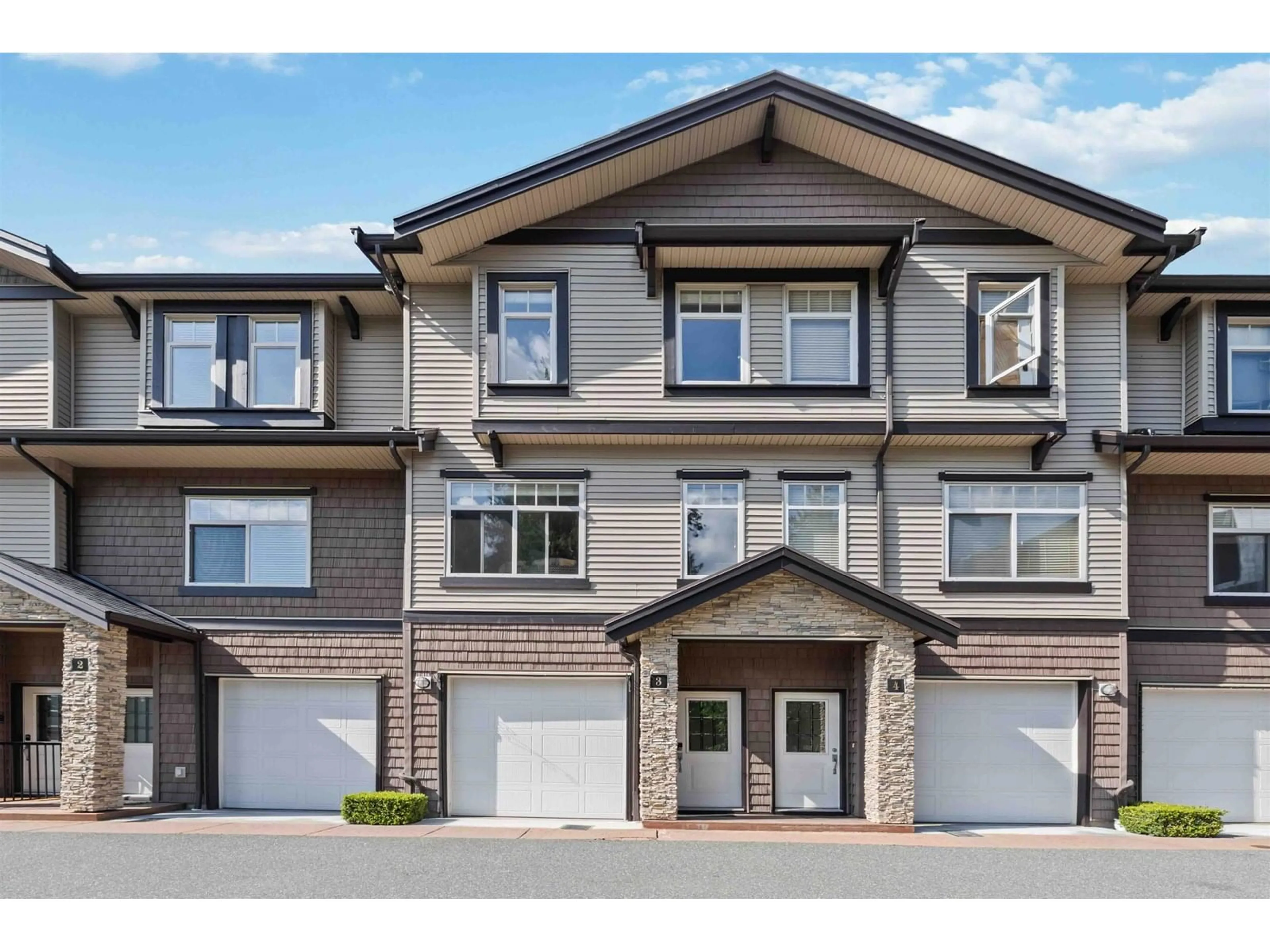 Home with vinyl exterior material, street for 3 - 2950 LEFEUVRE, Abbotsford British Columbia V4X0B2