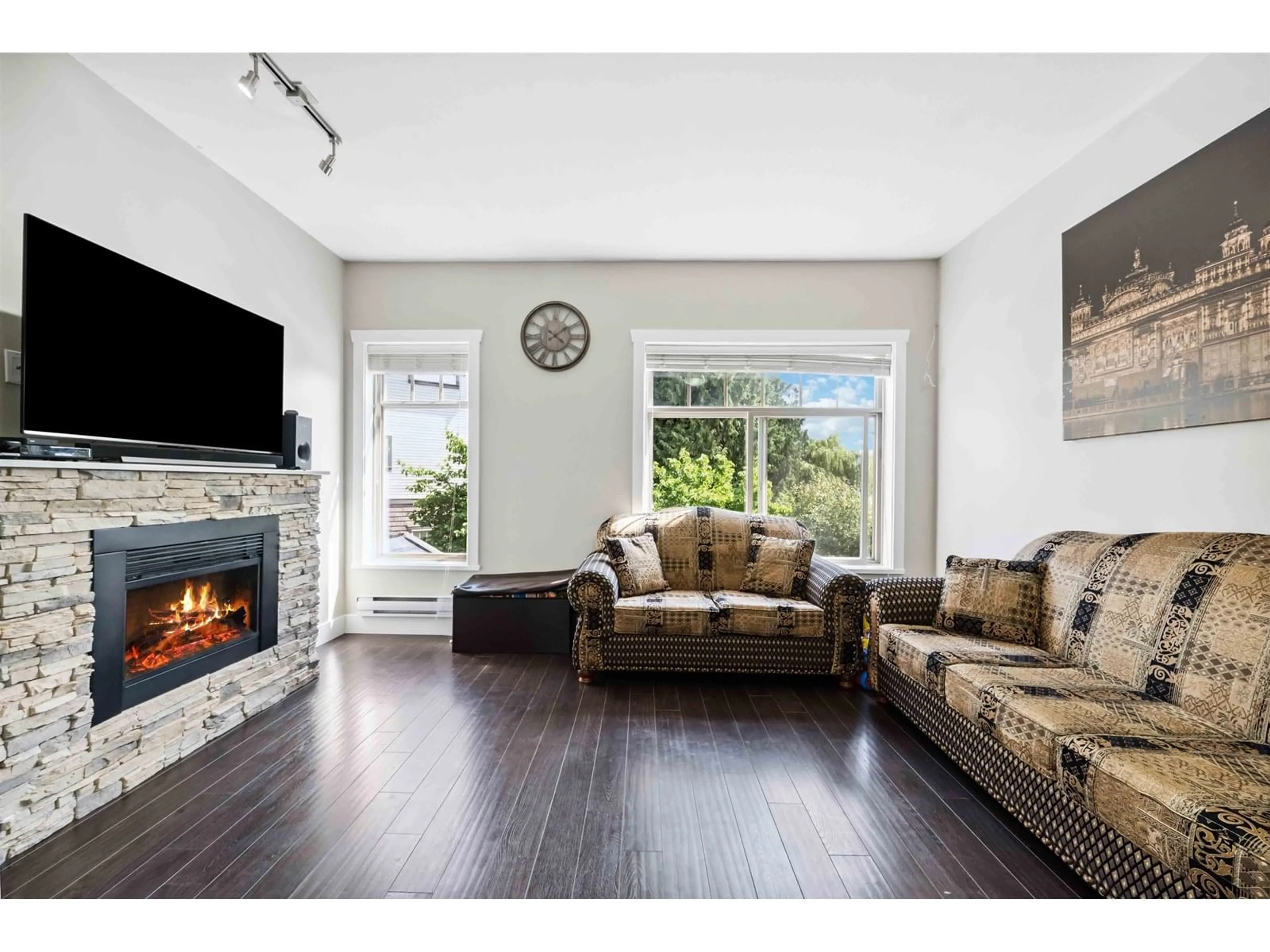 Living room with furniture, wood/laminate floor for 3 - 2950 LEFEUVRE, Abbotsford British Columbia V4X0B2