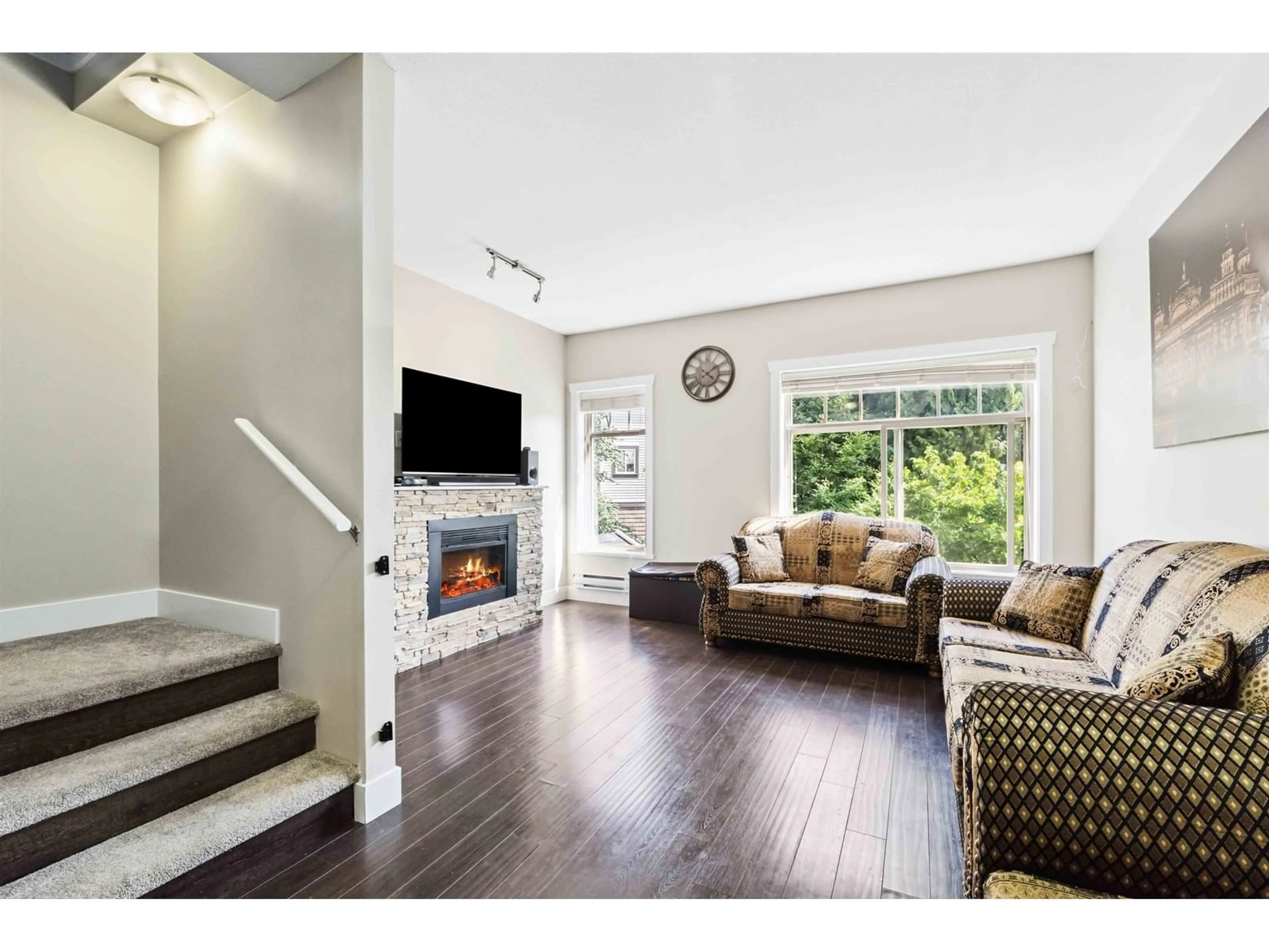 Living room with furniture, wood/laminate floor for 3 - 2950 LEFEUVRE, Abbotsford British Columbia V4X0B2