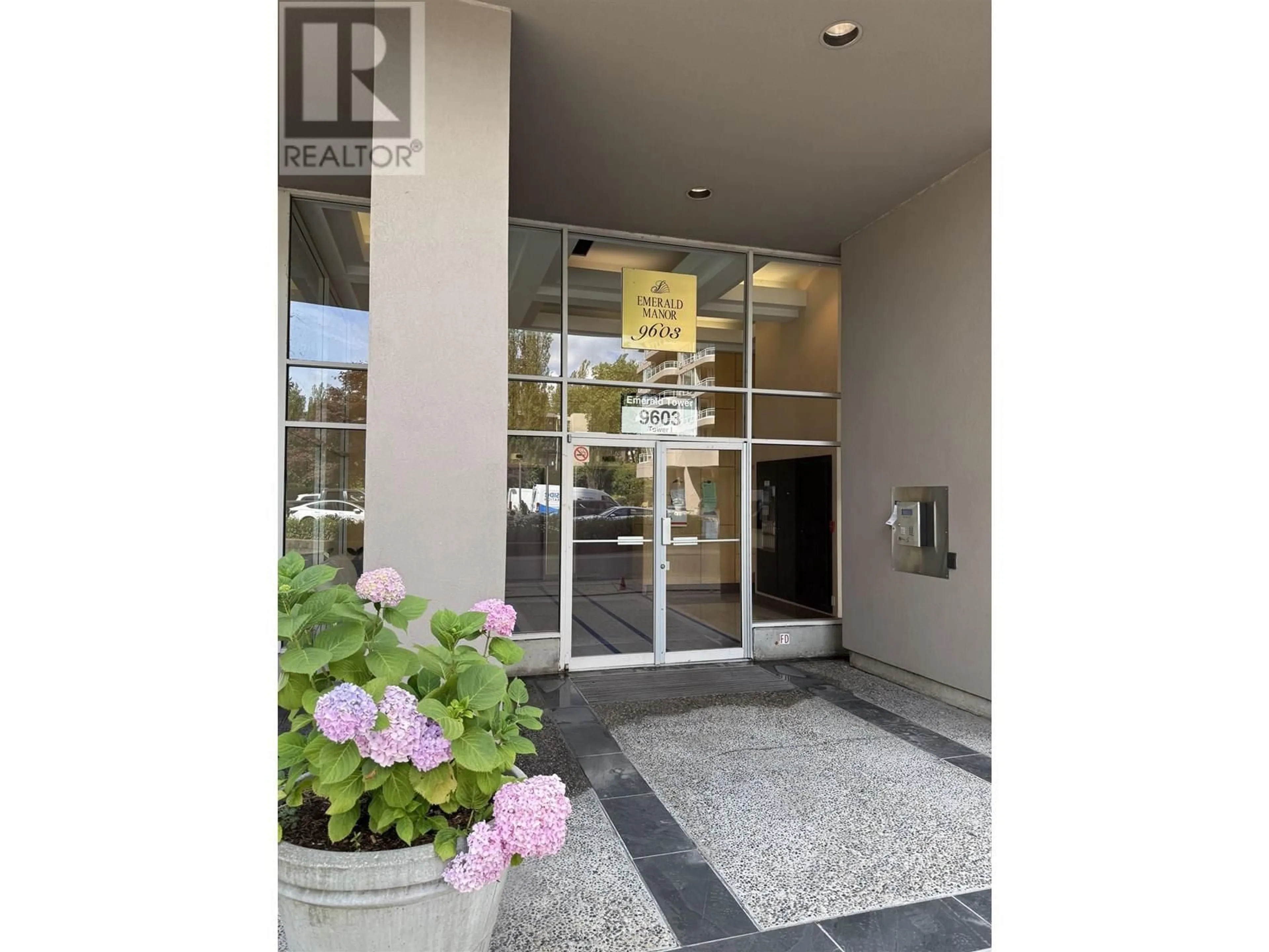 Indoor foyer for 505 - 9603 MANCHESTER DRIVE, Burnaby British Columbia V3N4Y7