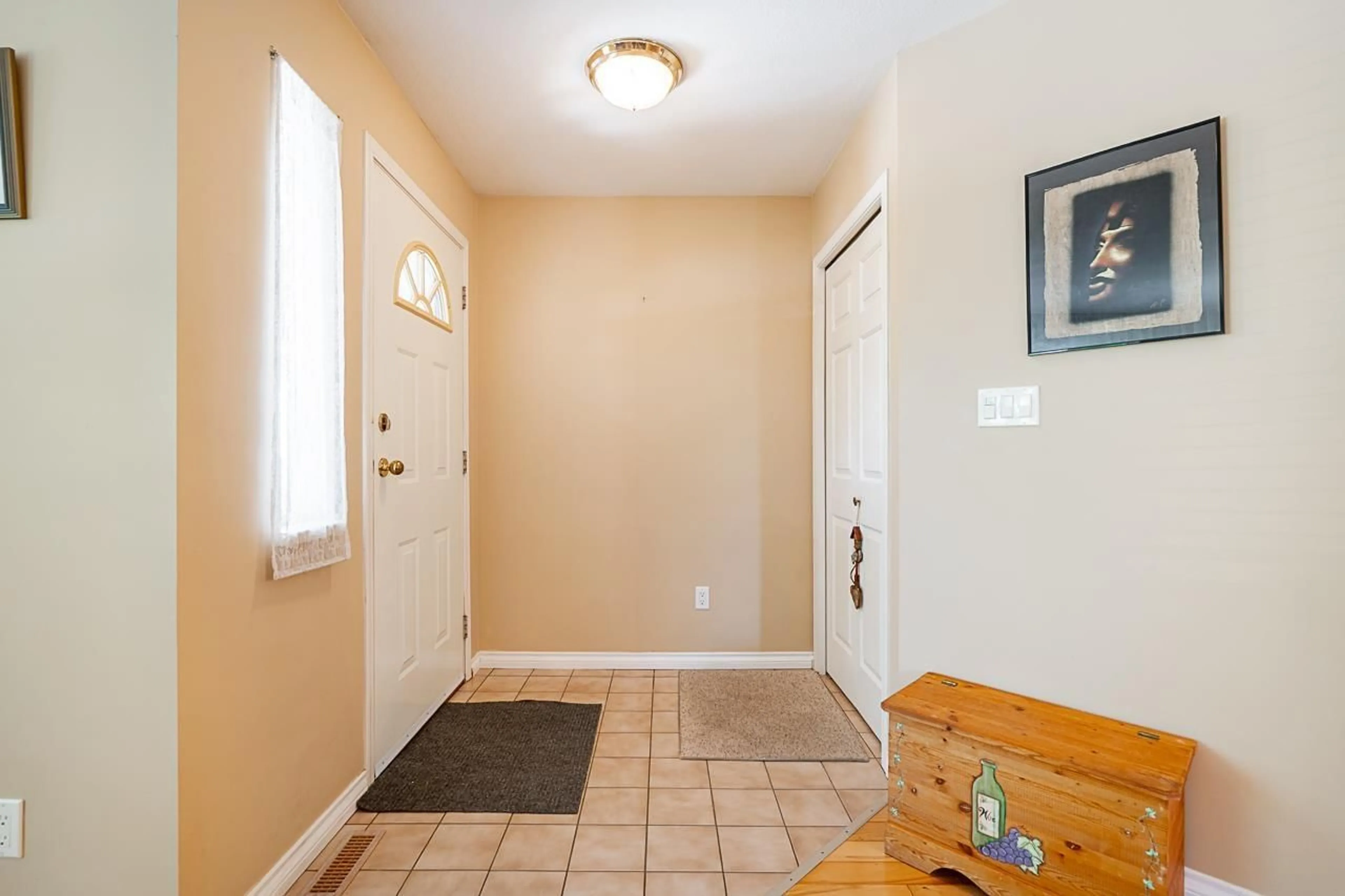 Indoor entryway for 18671 60A, Surrey British Columbia V3S7P4