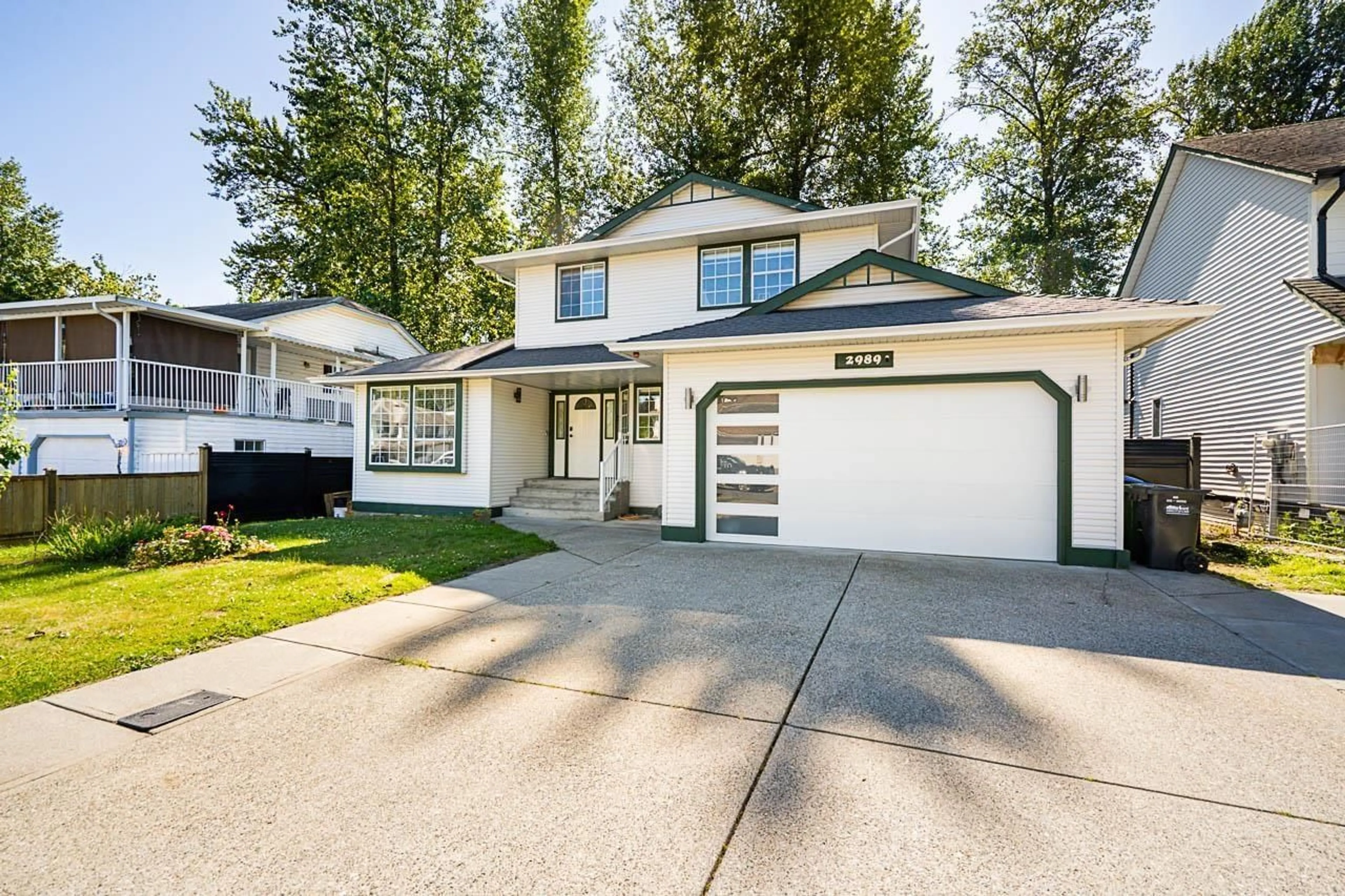 Home with vinyl exterior material, street for 2989 CREEKSIDE, Abbotsford British Columbia V2T5K3