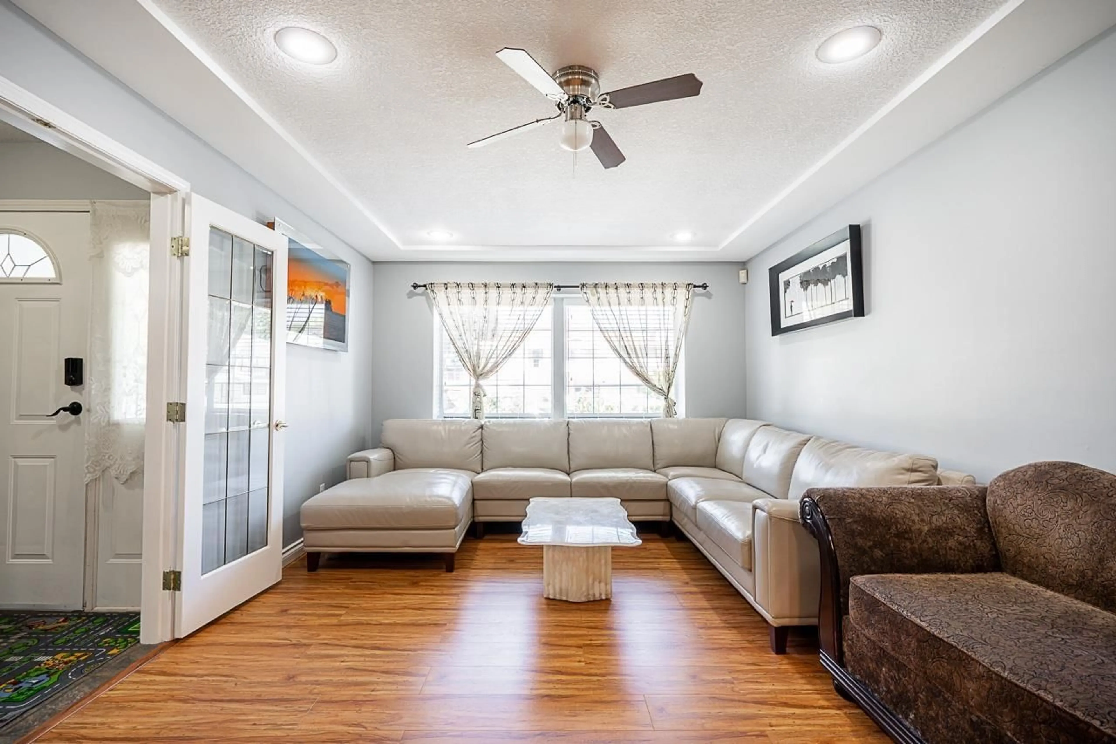 Living room with furniture, wood/laminate floor for 2989 CREEKSIDE, Abbotsford British Columbia V2T5K3