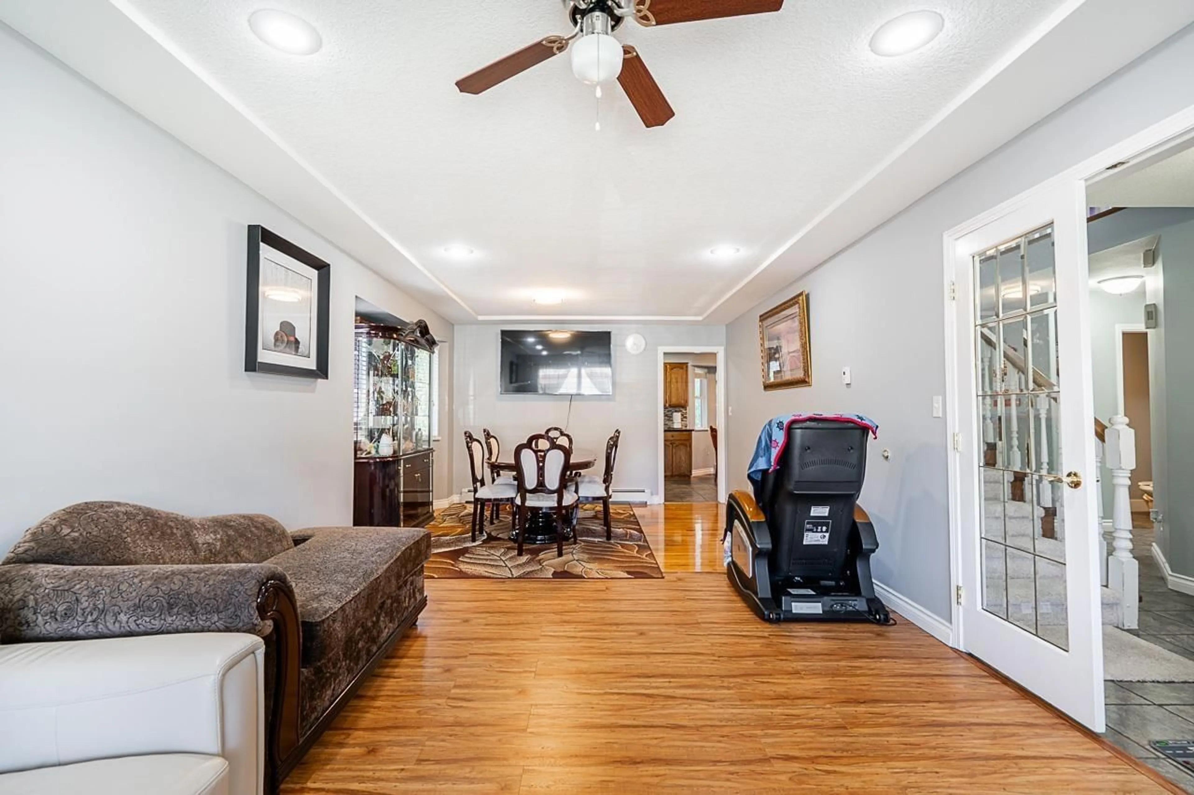 Living room with furniture, wood/laminate floor for 2989 CREEKSIDE, Abbotsford British Columbia V2T5K3