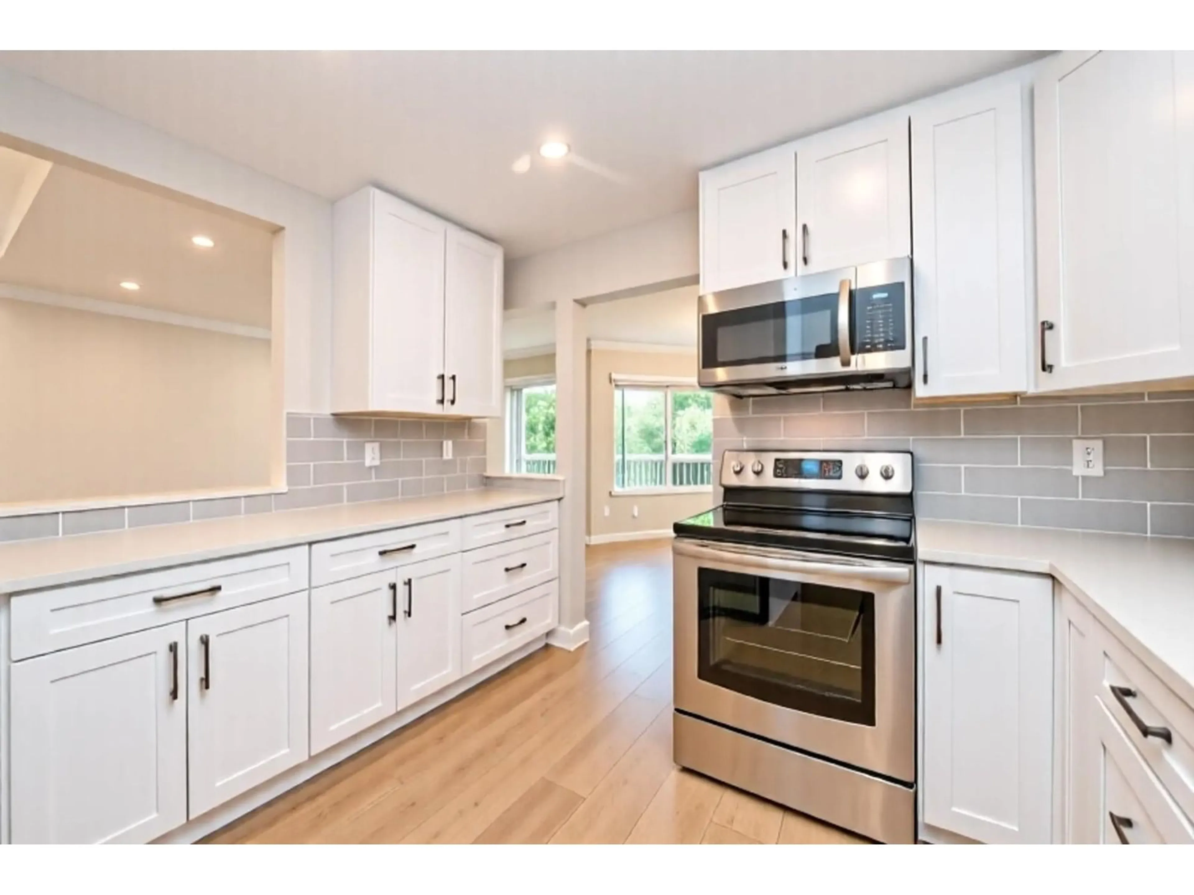 Open concept kitchen, wood/laminate floor for 304 - 33401 MAYFAIR, Abbotsford British Columbia V2S6Z2