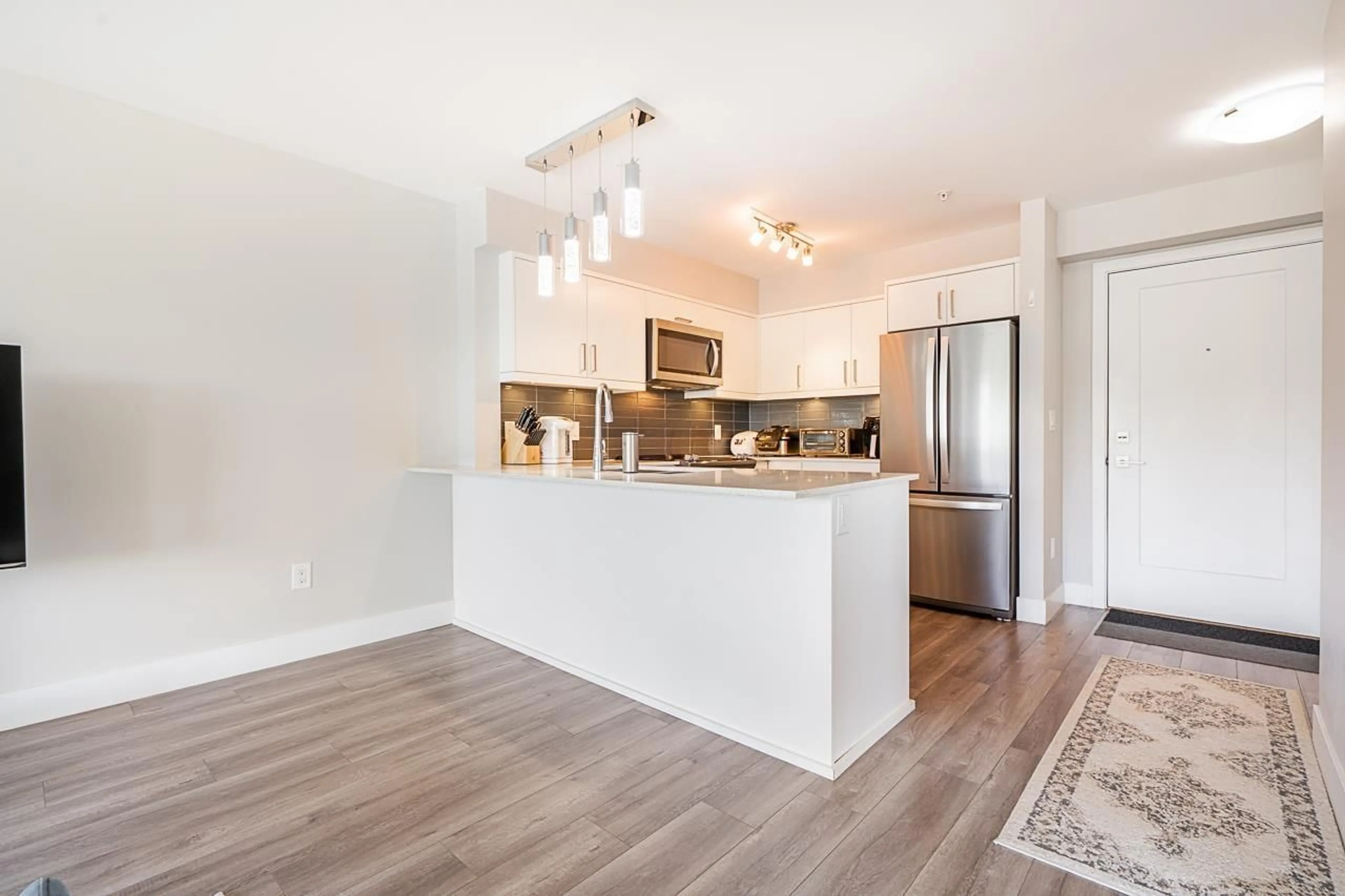 Open concept kitchen, wood/laminate floor for 317 - 9015 120, Delta British Columbia V4C0E3