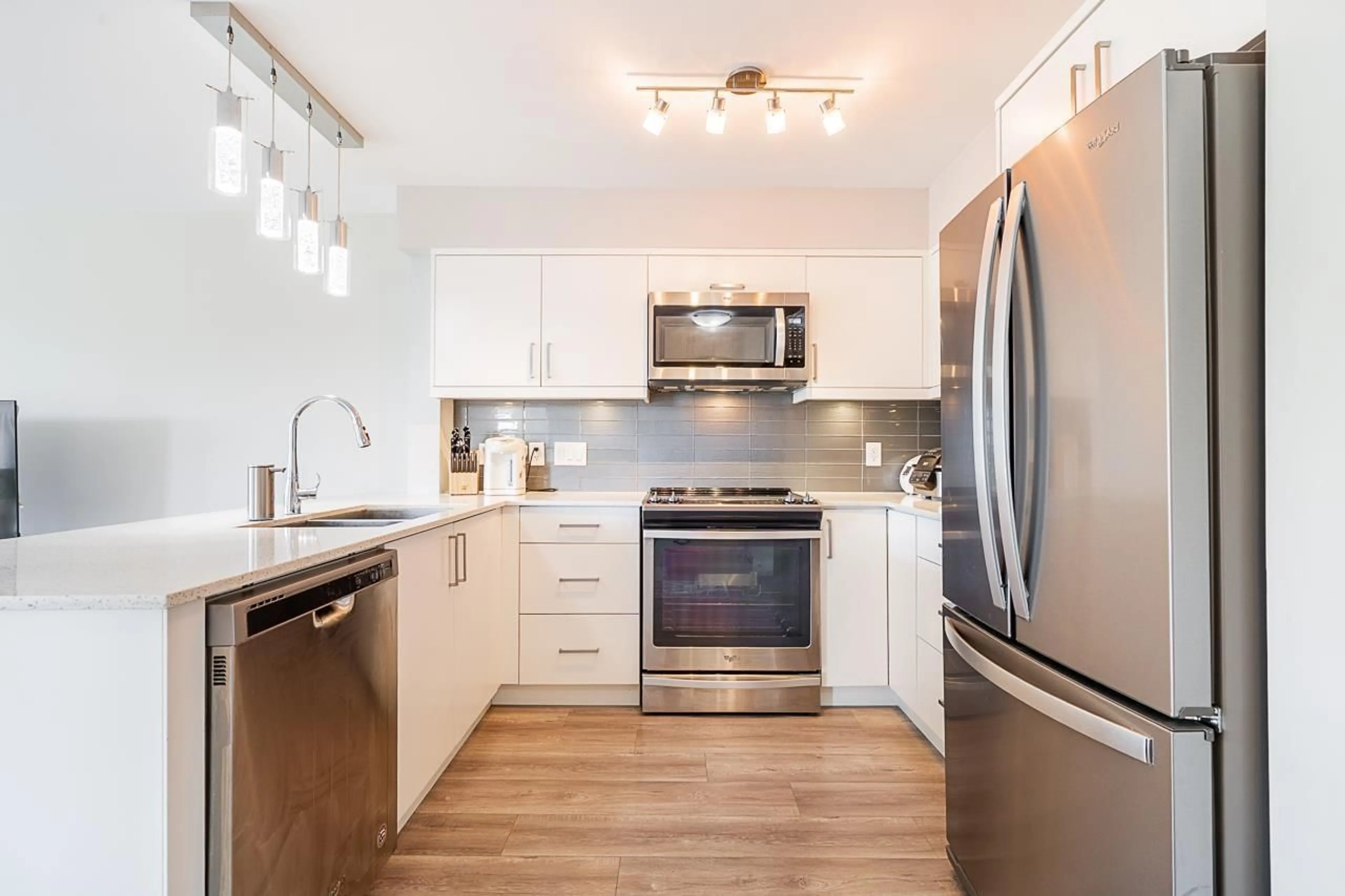Open concept kitchen, unknown for 317 - 9015 120, Delta British Columbia V4C0E3