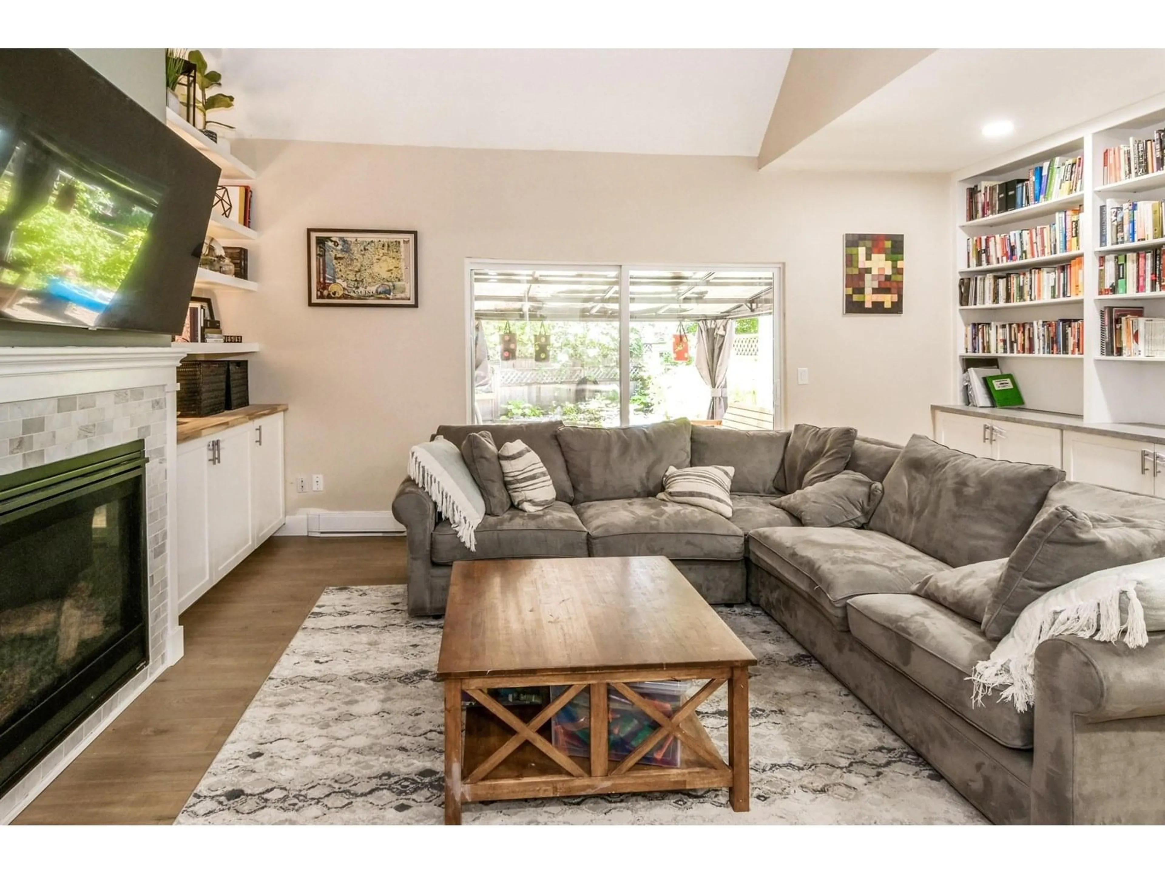 Living room with furniture, wood/laminate floor for 117 - 3455 WRIGHT, Abbotsford British Columbia V2S5P1