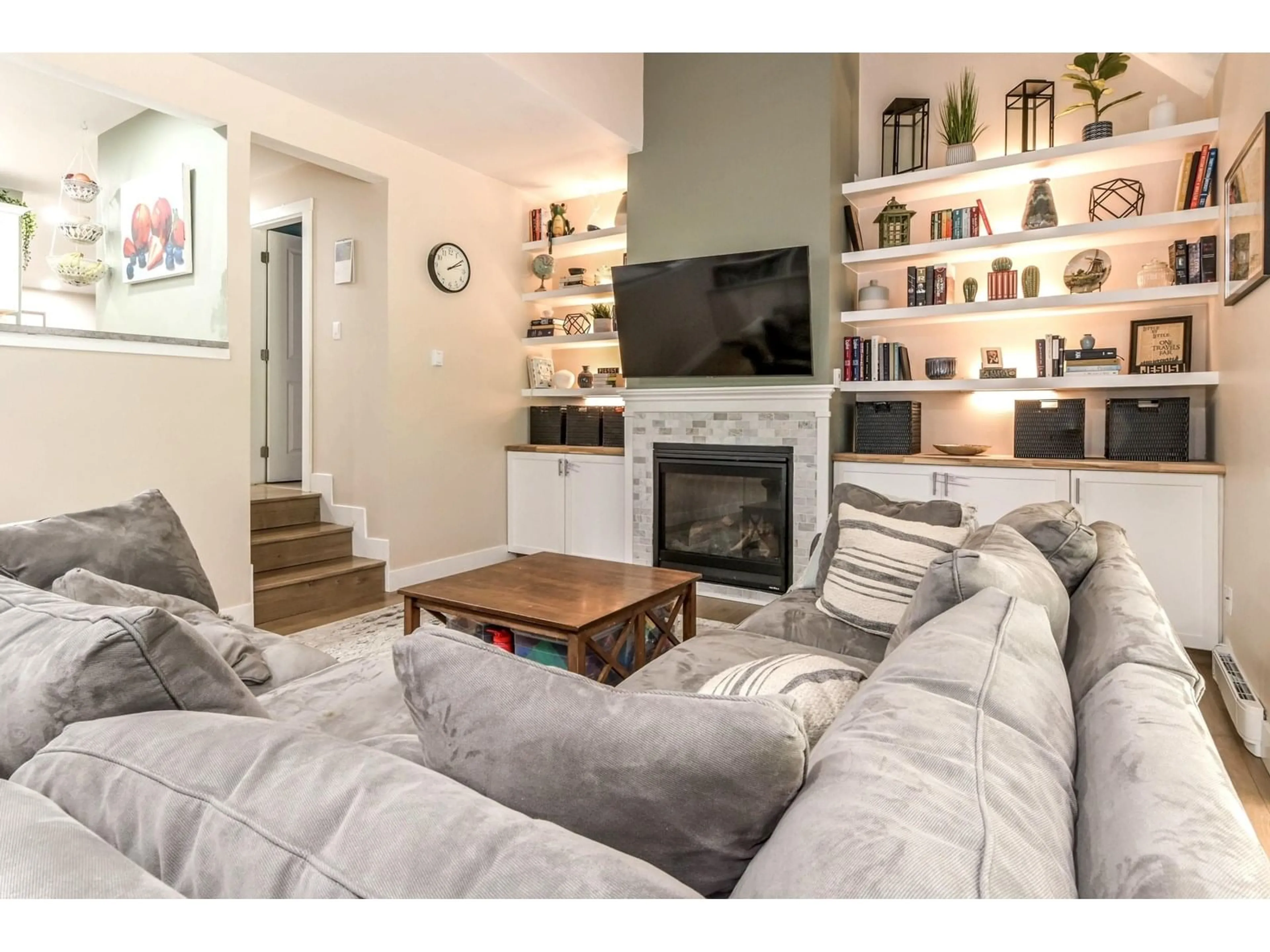 Living room with furniture, wood/laminate floor for 117 - 3455 WRIGHT, Abbotsford British Columbia V2S5P1