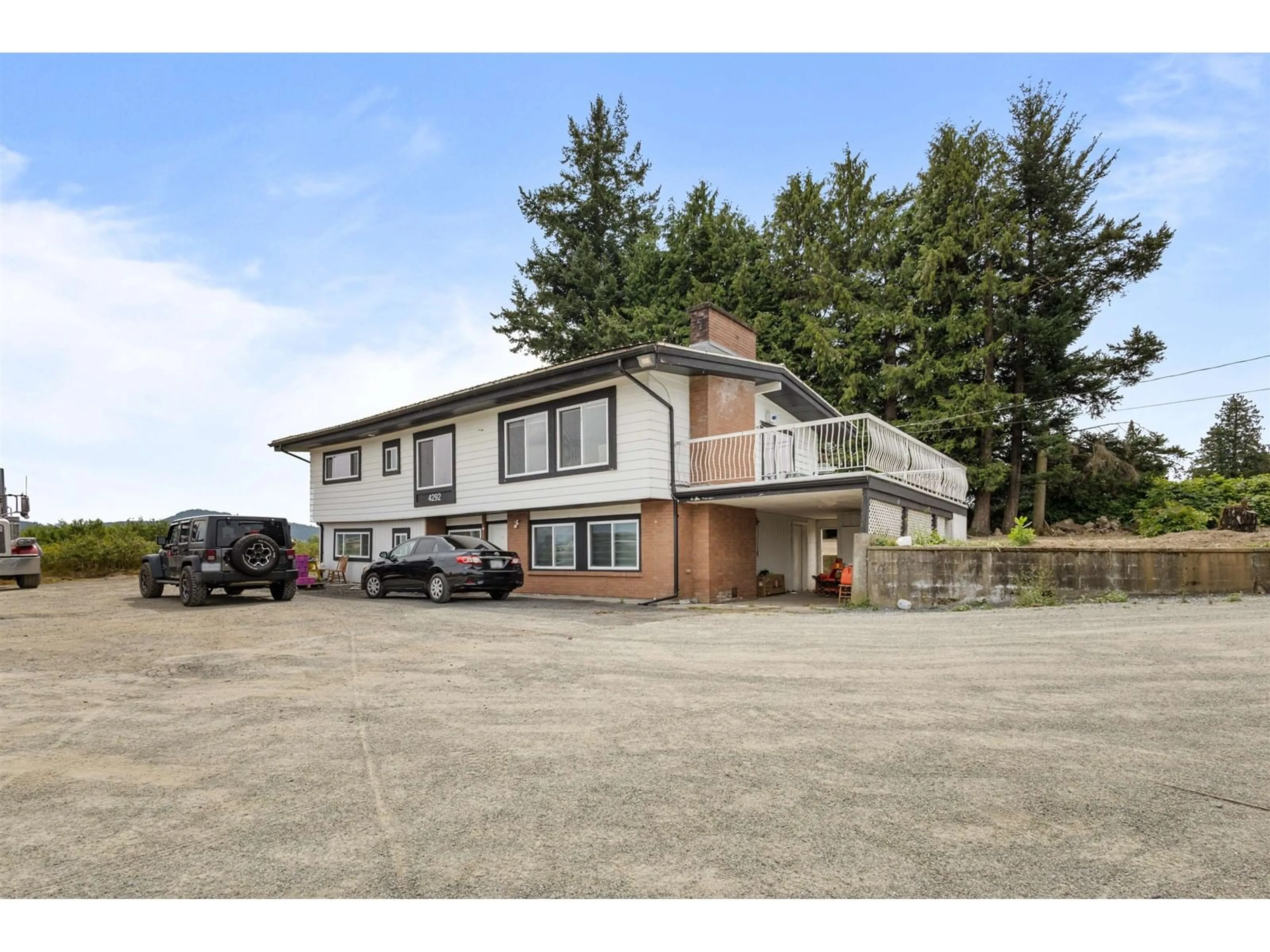 A pic from outside/outdoor area/front of a property/back of a property/a pic from drone, unknown for 4292 SELDON, Abbotsford British Columbia V2S7T7